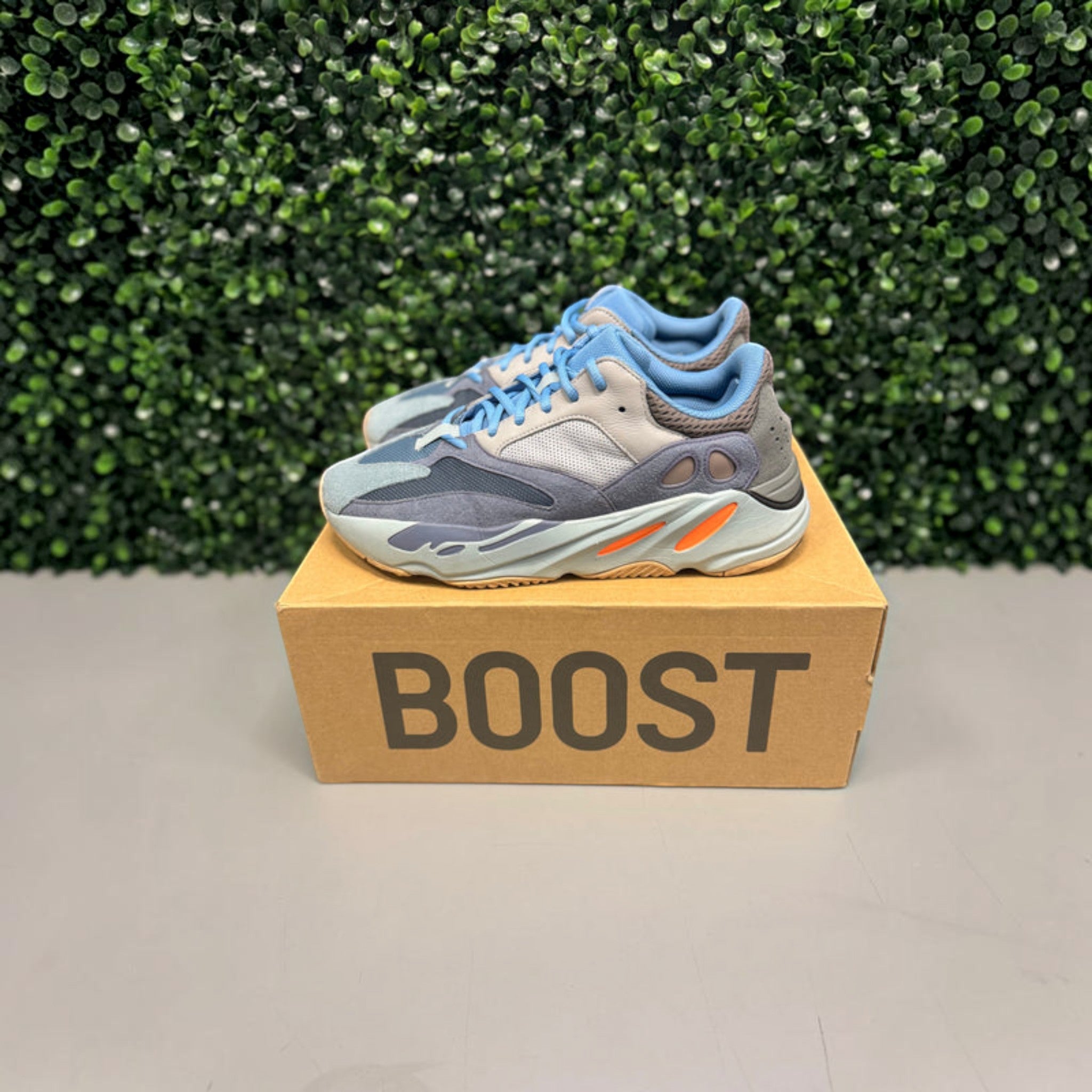 Yeezy 700 "Carbon Blue" Size 10 Preowned