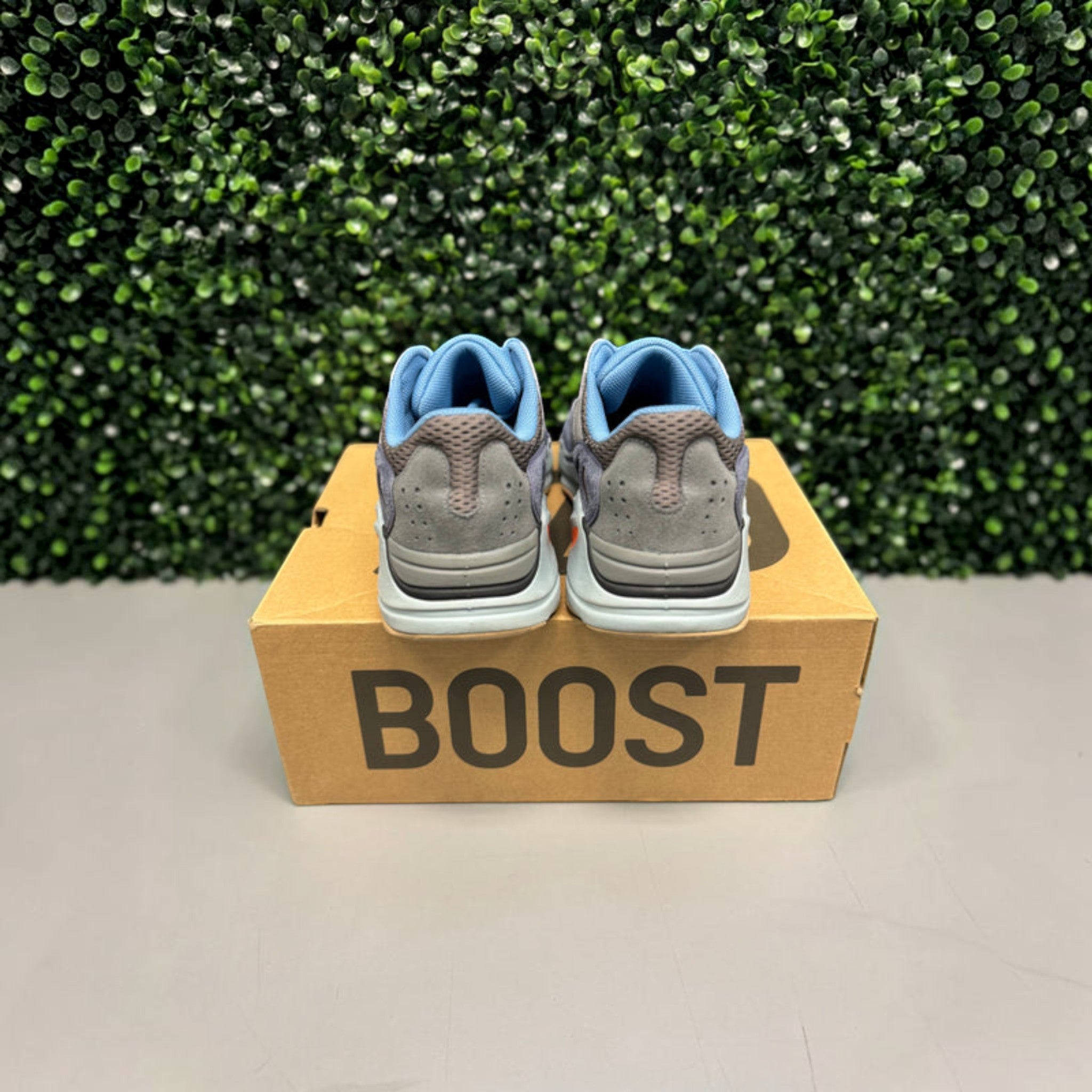 Yeezy 700 "Carbon Blue" Size 10 Preowned