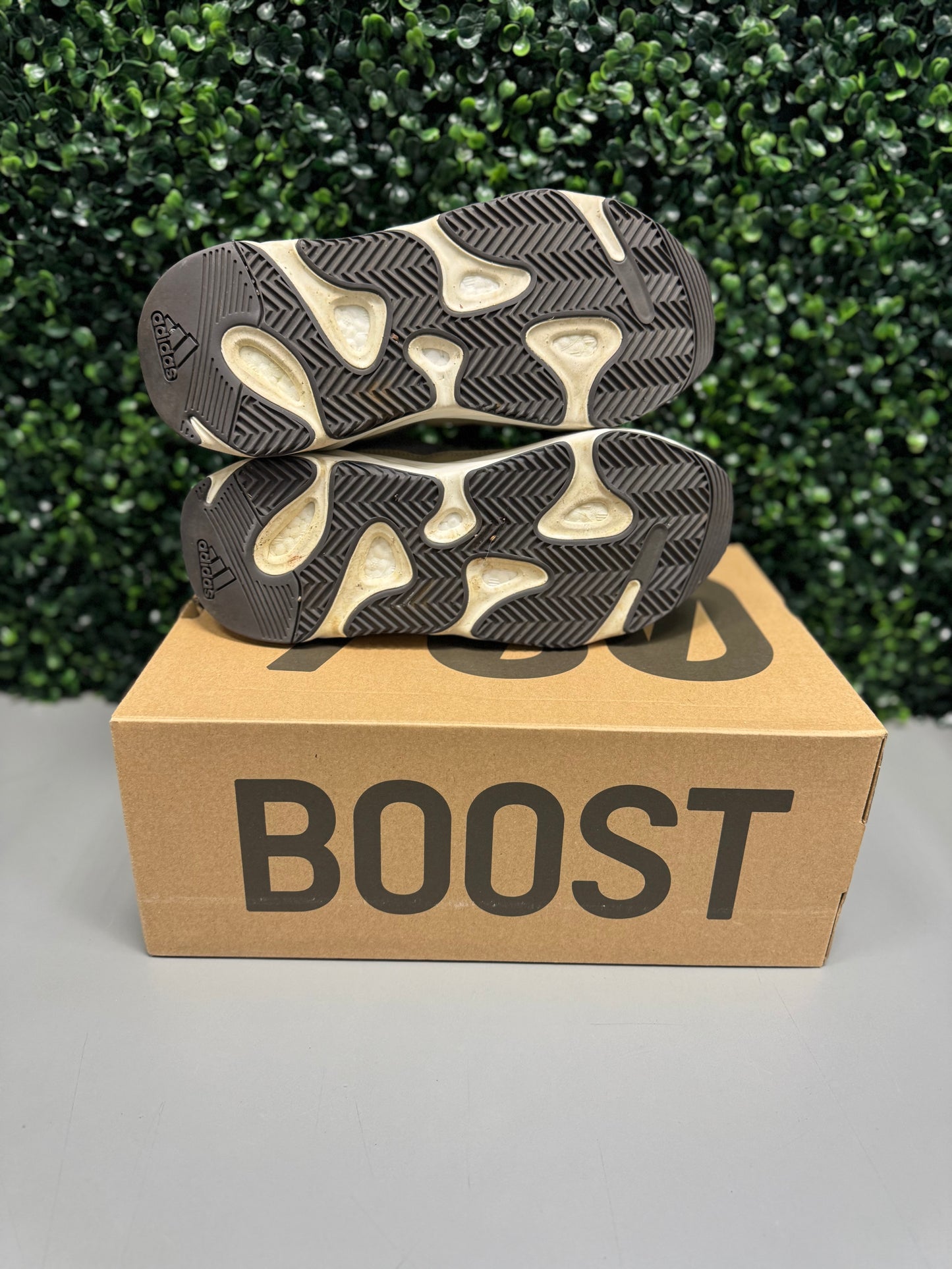 Yeezy 700 V2 "Cream" Size 10 Preowned