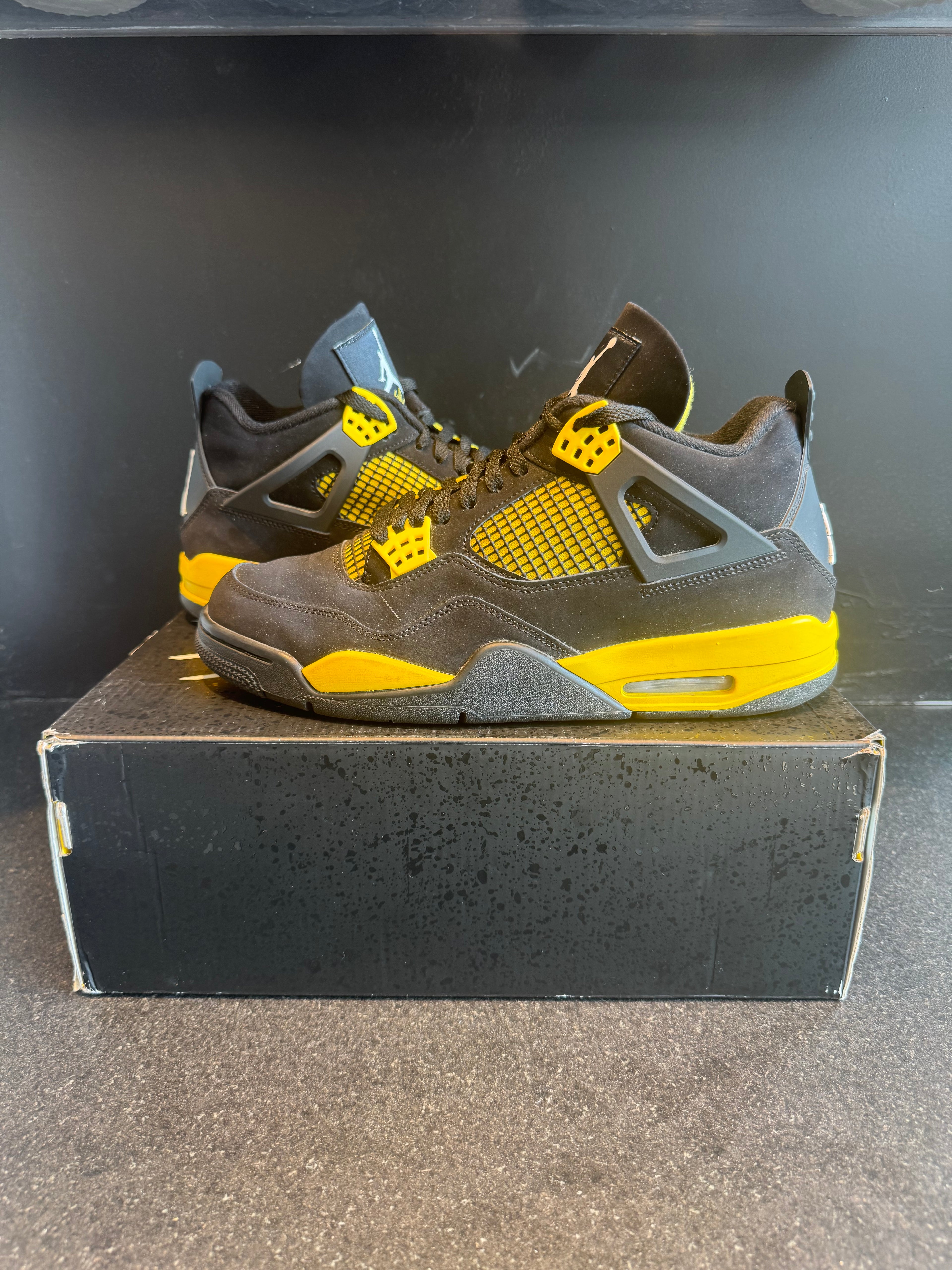 Jordan 4 'Thunder' Size 11 Preowned with box
