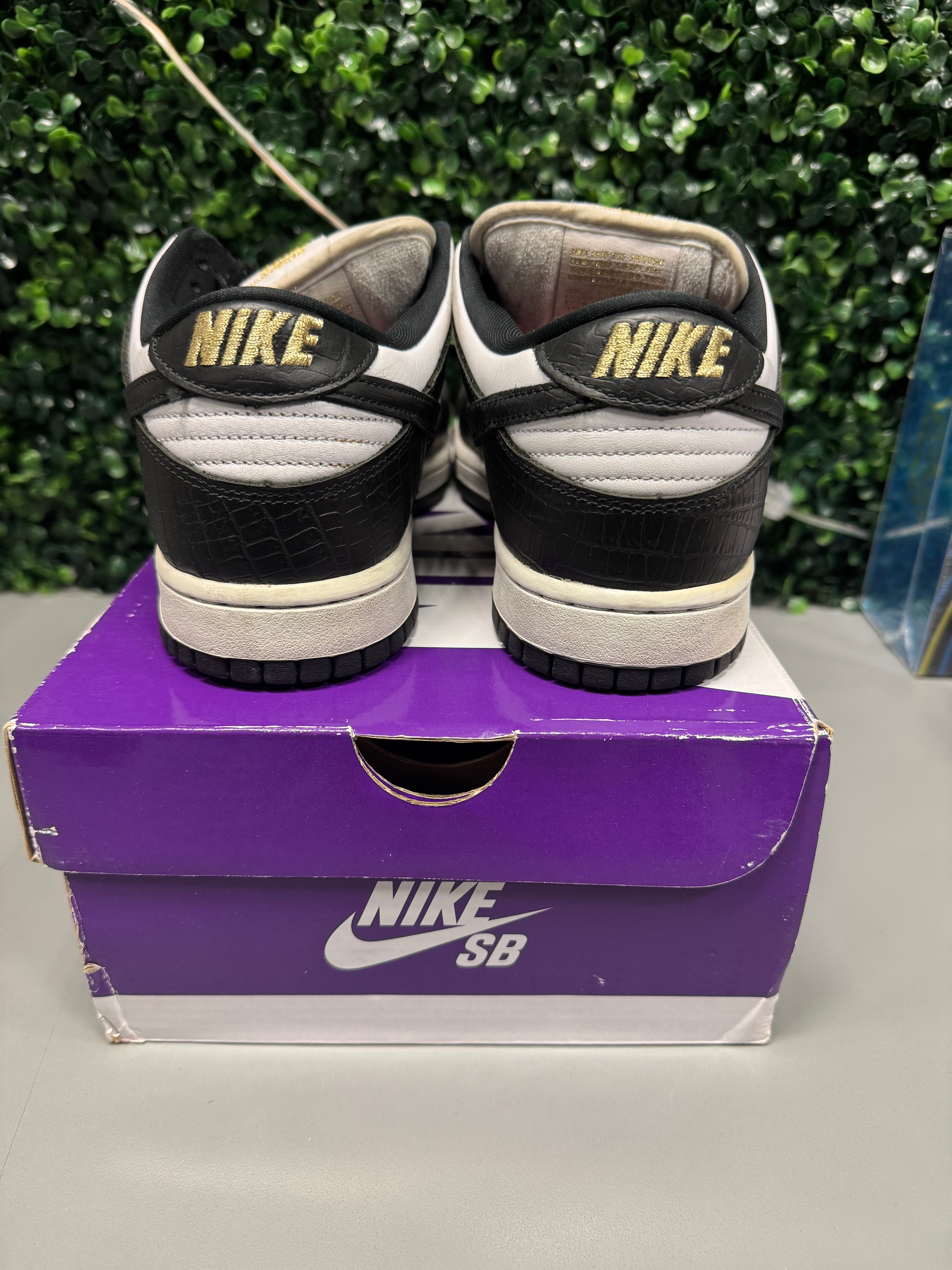 Nike SB Dunk Low Supreme "Stars Black" (2021) Size 8.5 Preowned