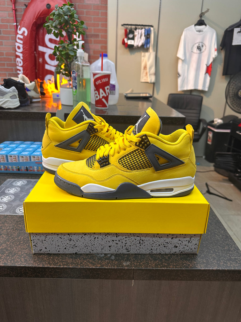 Air Jordan 4 "Lightning" Preowned