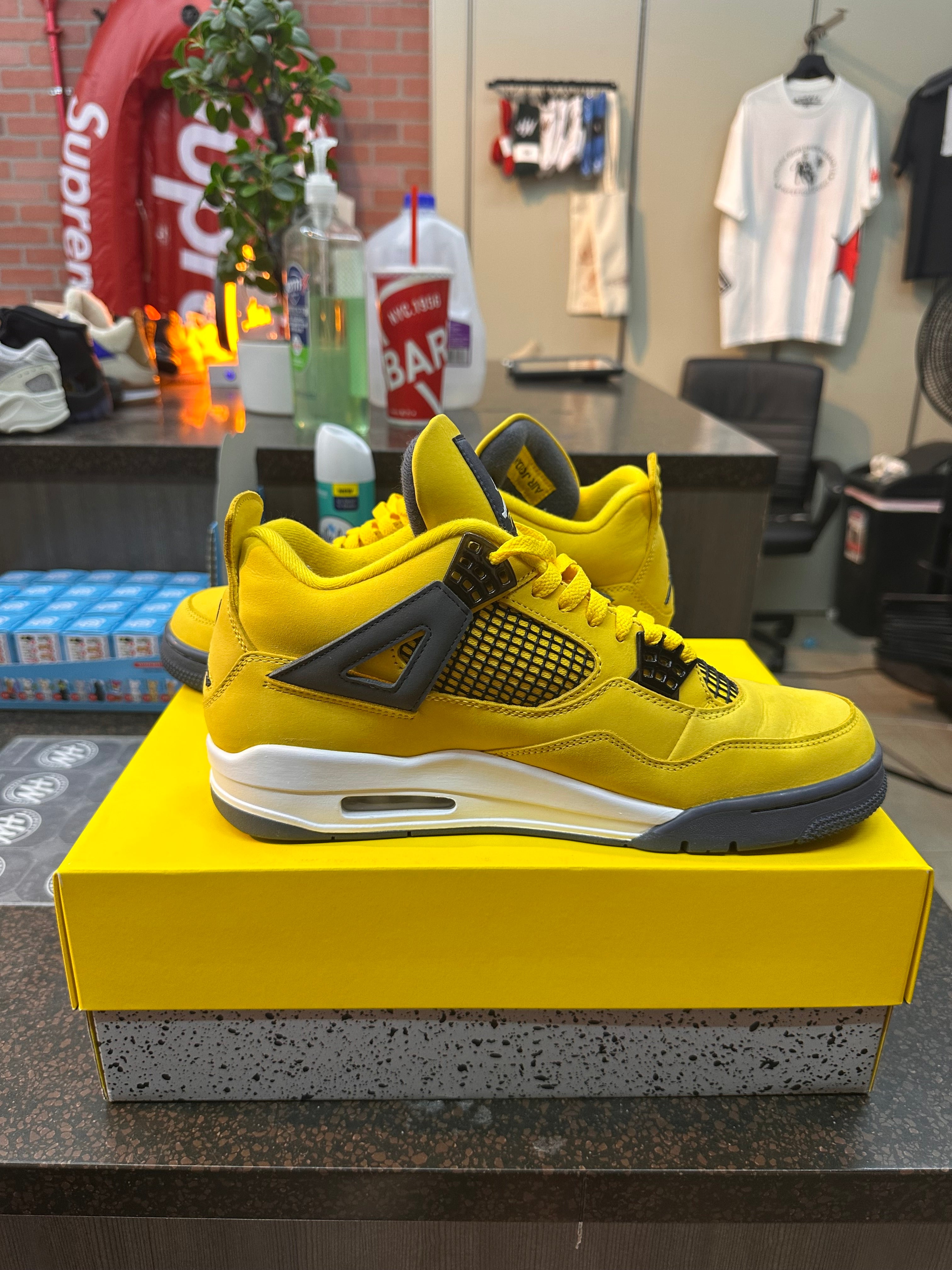 Air Jordan 4 "Lightning" Preowned