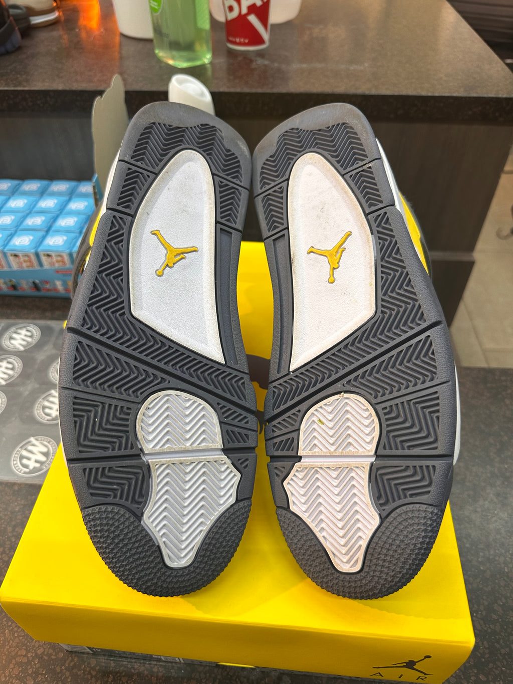 Air Jordan 4 "Lightning" Preowned
