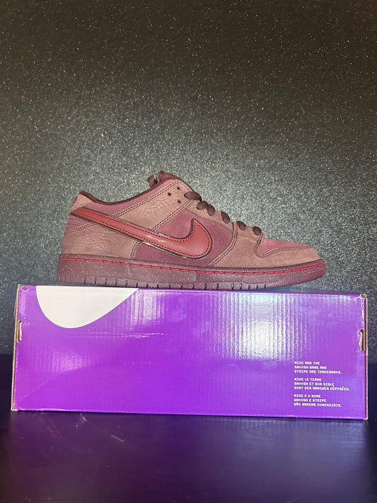 Nike SB  Dunk Low City Of Love Burgundy Crush Size 10 Preowned