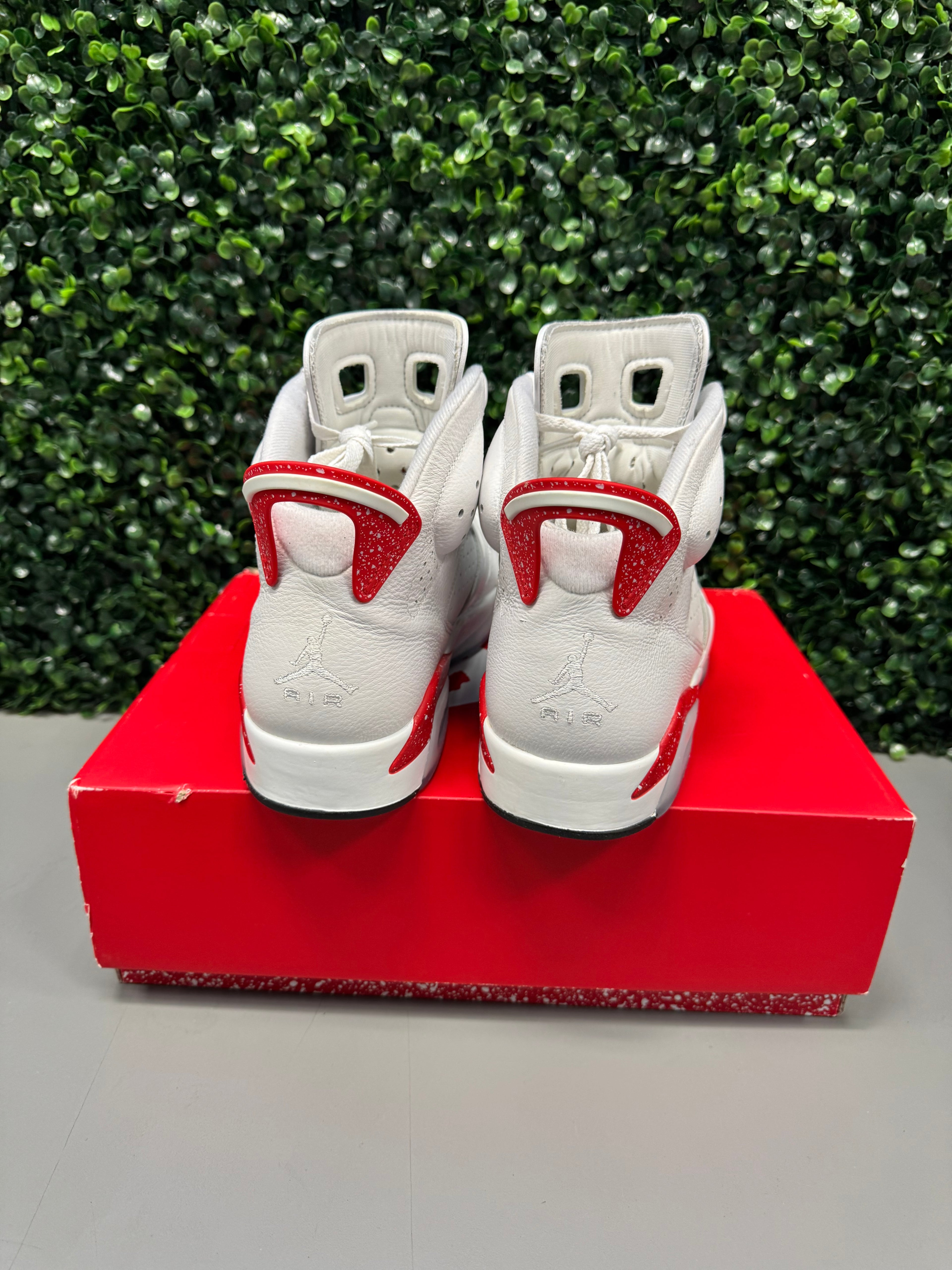 Jordan 6 Retro "Red Oreo" Size 9.5 Preowned