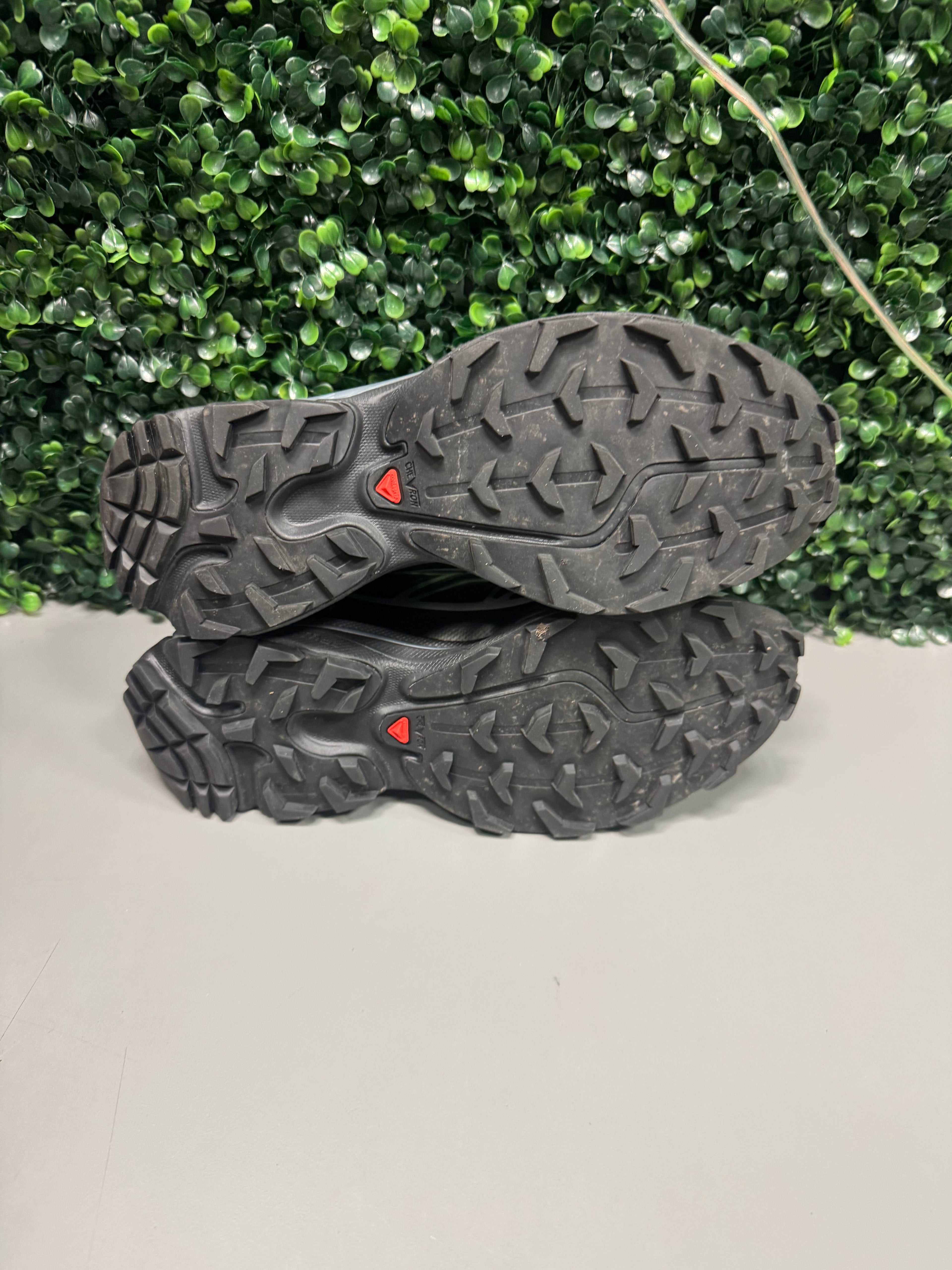 Salomon Gore-Tex Size 7.5M / 9W Preowned