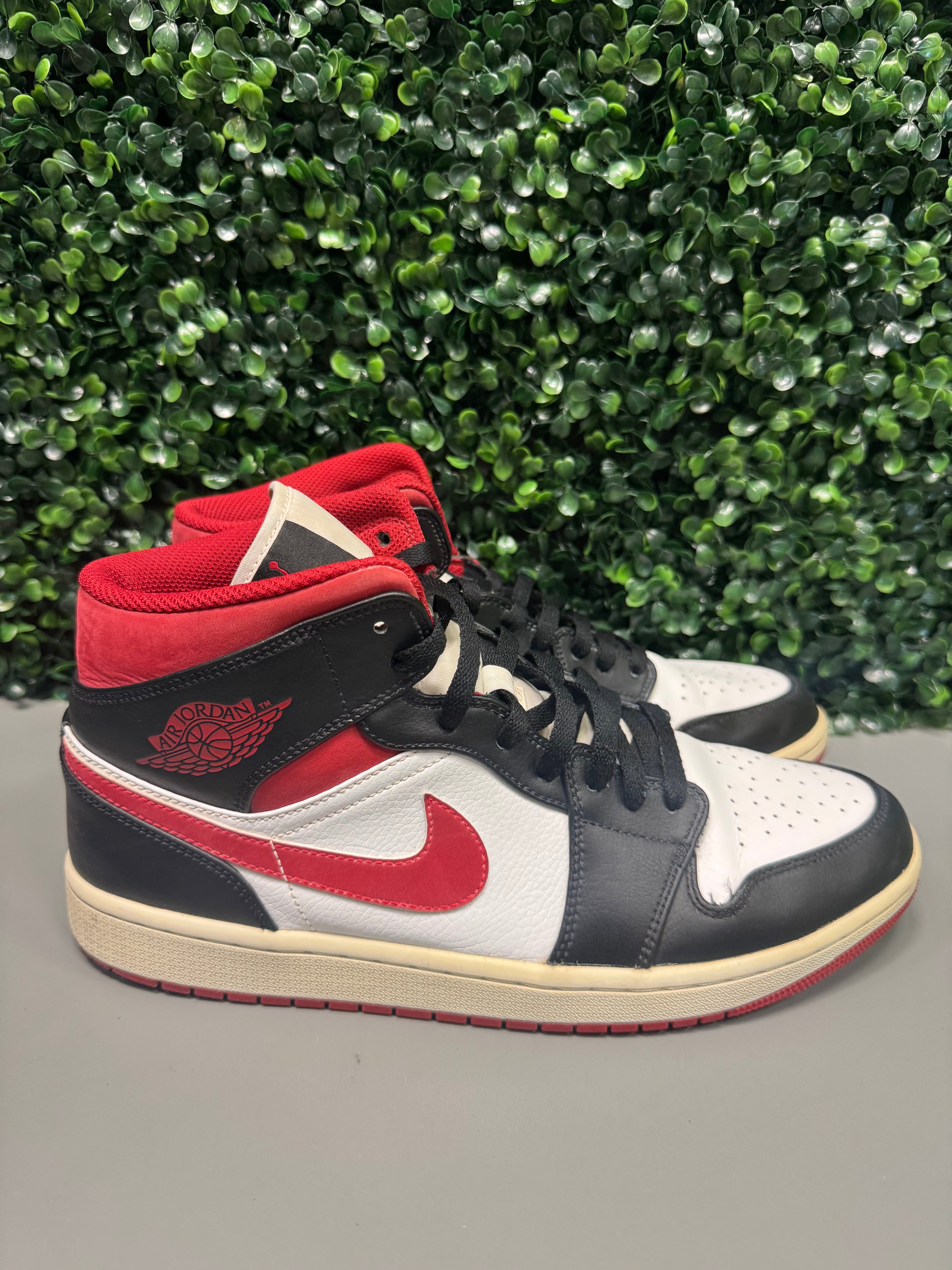 Jordan 1 Mid "Gym Red" Size 10.5 Preowned