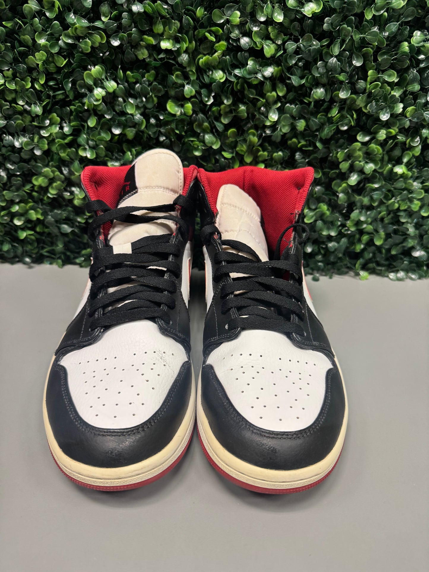 Jordan 1 Mid "Gym Red" Size 10.5 Preowned