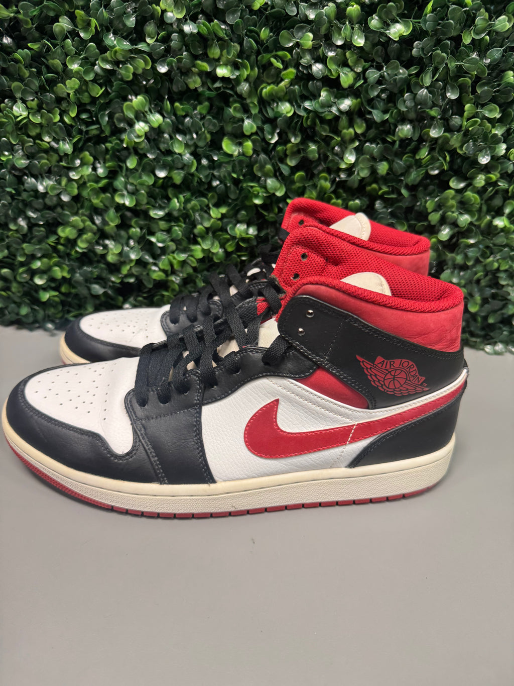 Jordan 1 Mid "Gym Red" Size 10.5 Preowned