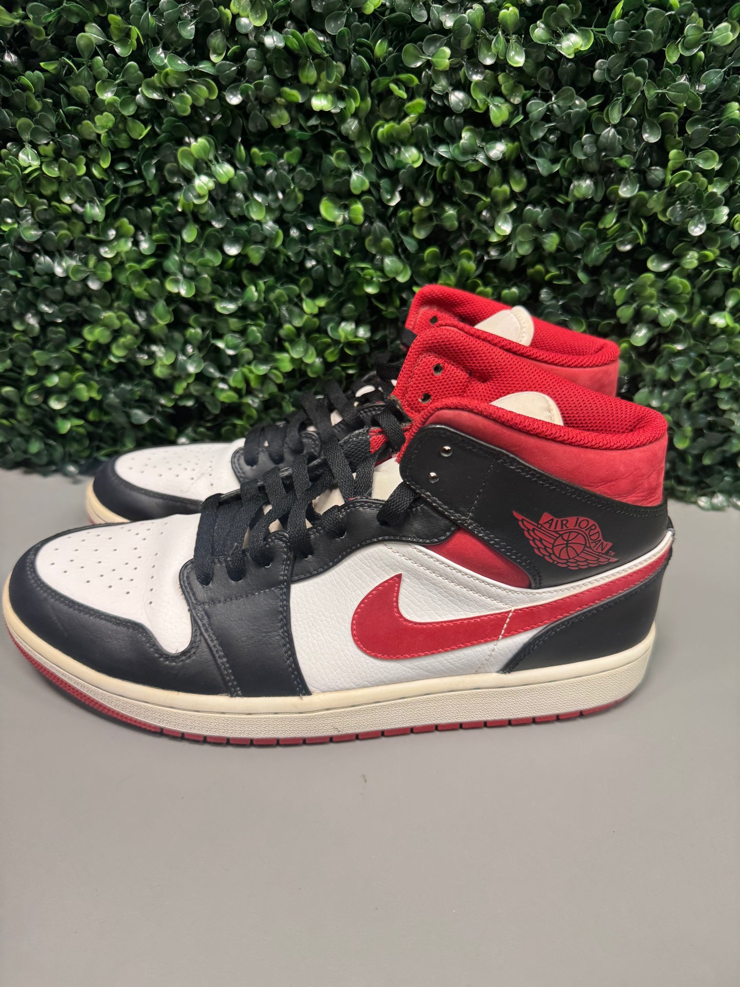 Jordan 1 Mid "Gym Red" Size 10.5 Preowned