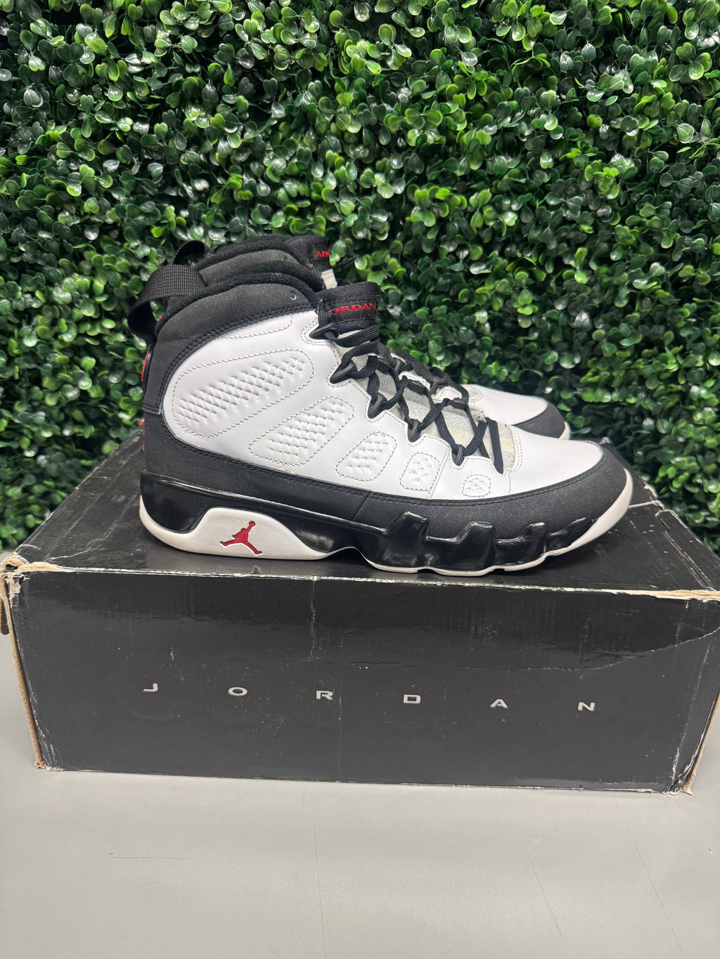 Jordan 9 "White Black Red" (2010) Size 8.5 Preowned