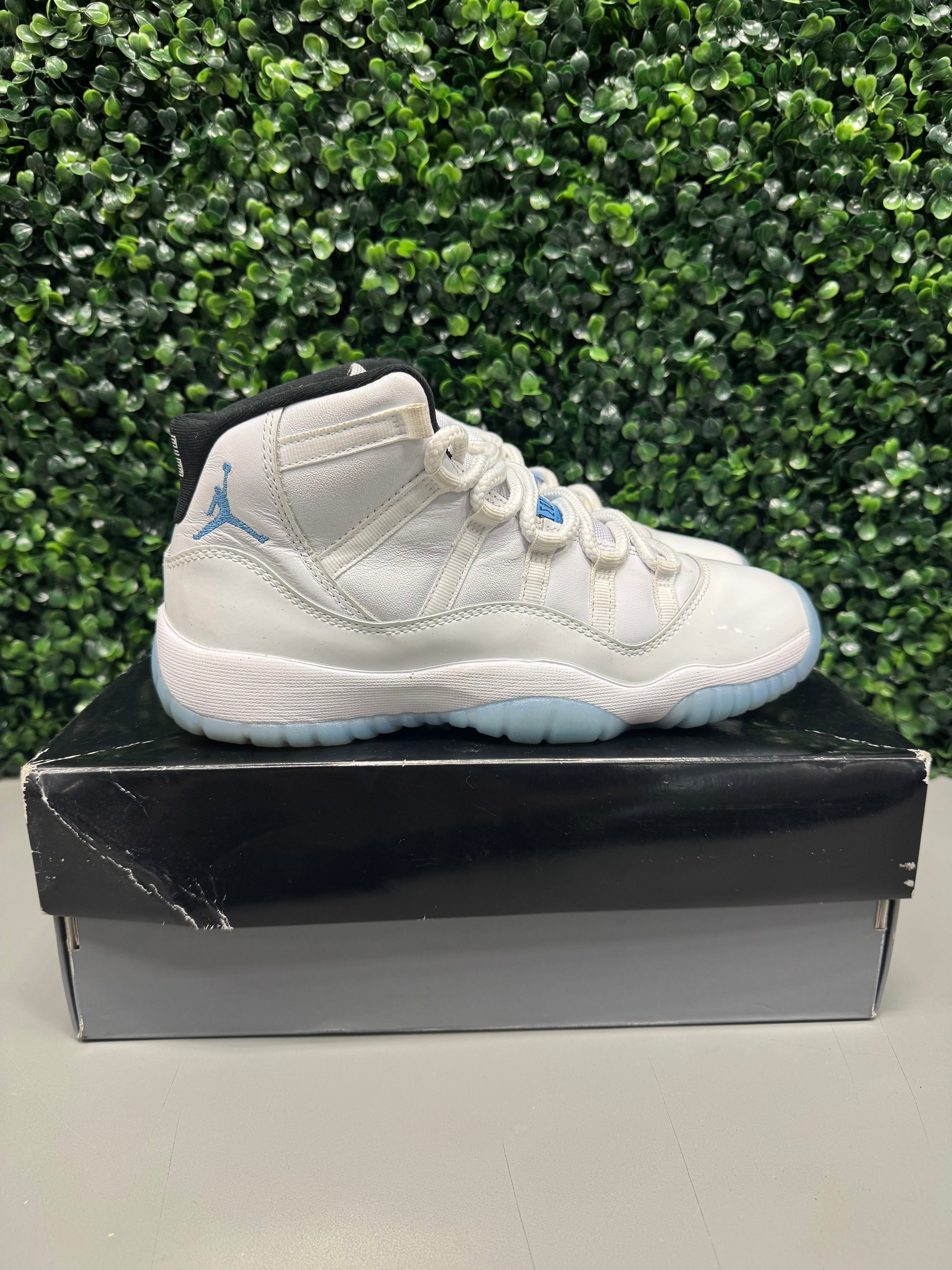 Jordan 11 Retro Legend Blue (2024) (GS) Size 7Y Preowned