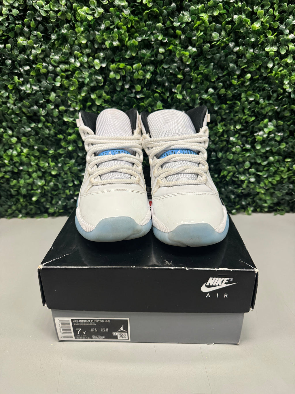 Jordan 11 Retro Legend Blue (2024) (GS) Size 7Y Preowned