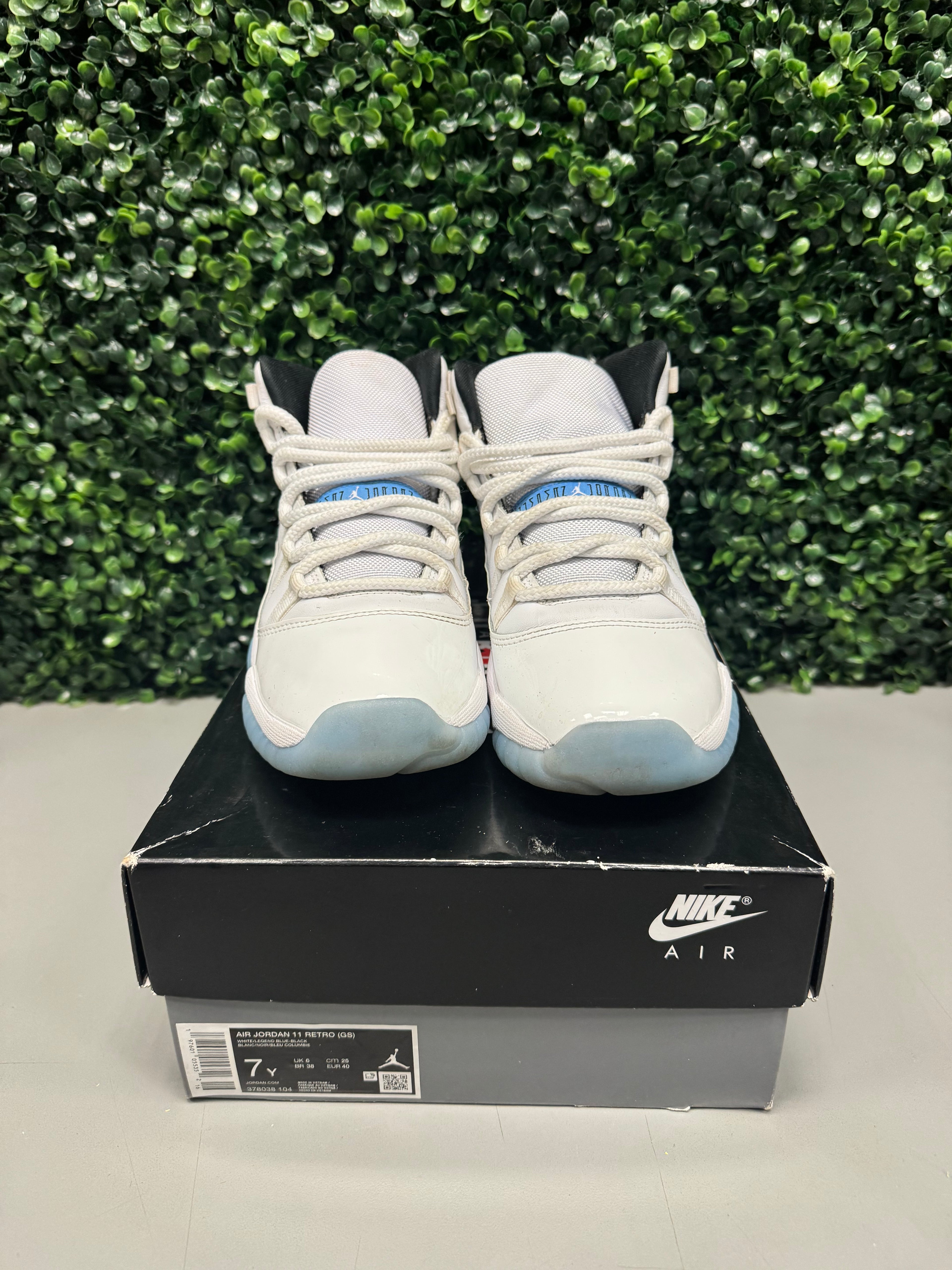 Jordan 11 Retro Legend Blue (2024) (GS) Size 7Y Preowned