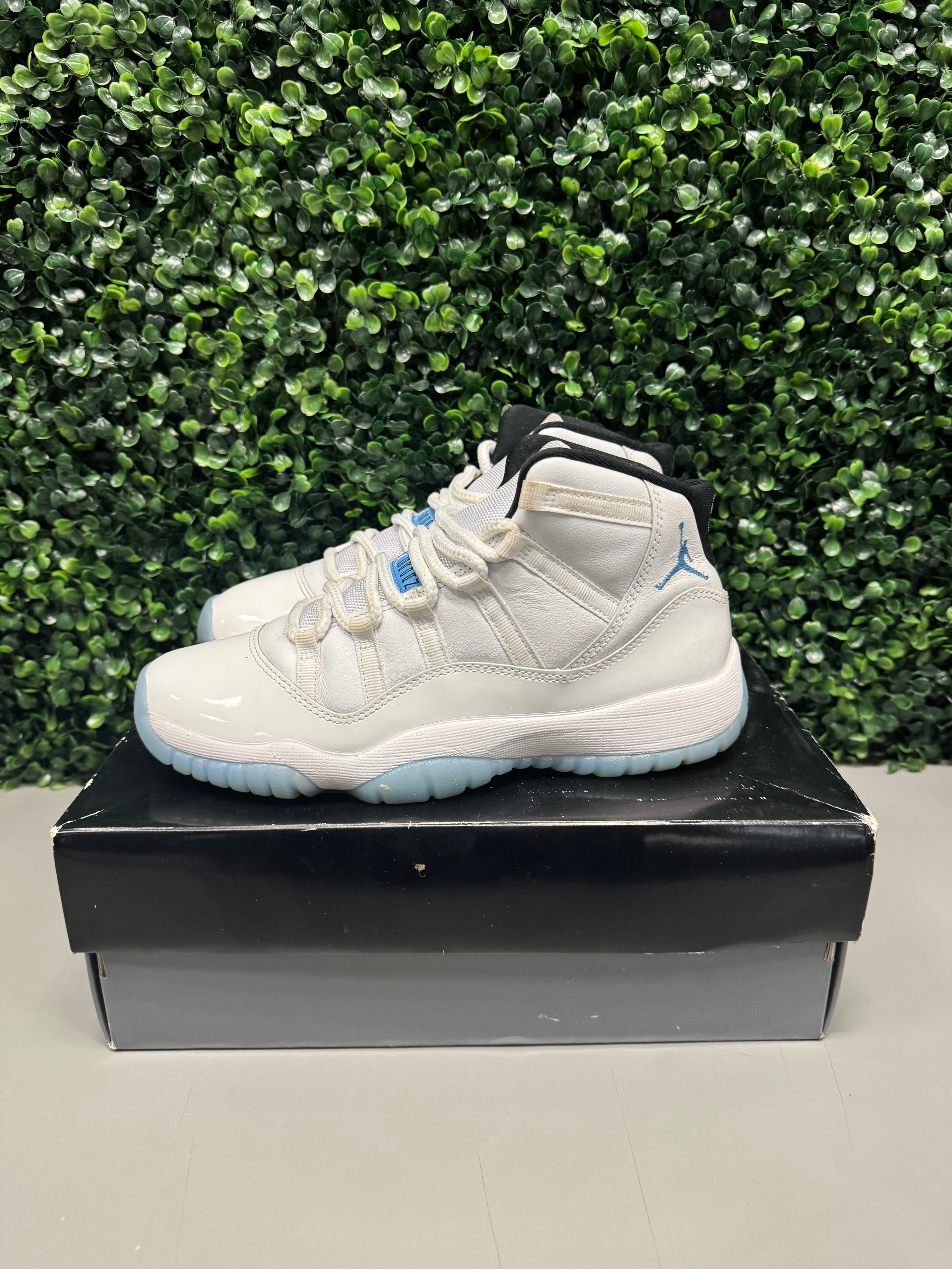 Jordan 11 Retro Legend Blue (2024) (GS) Size 7Y Preowned