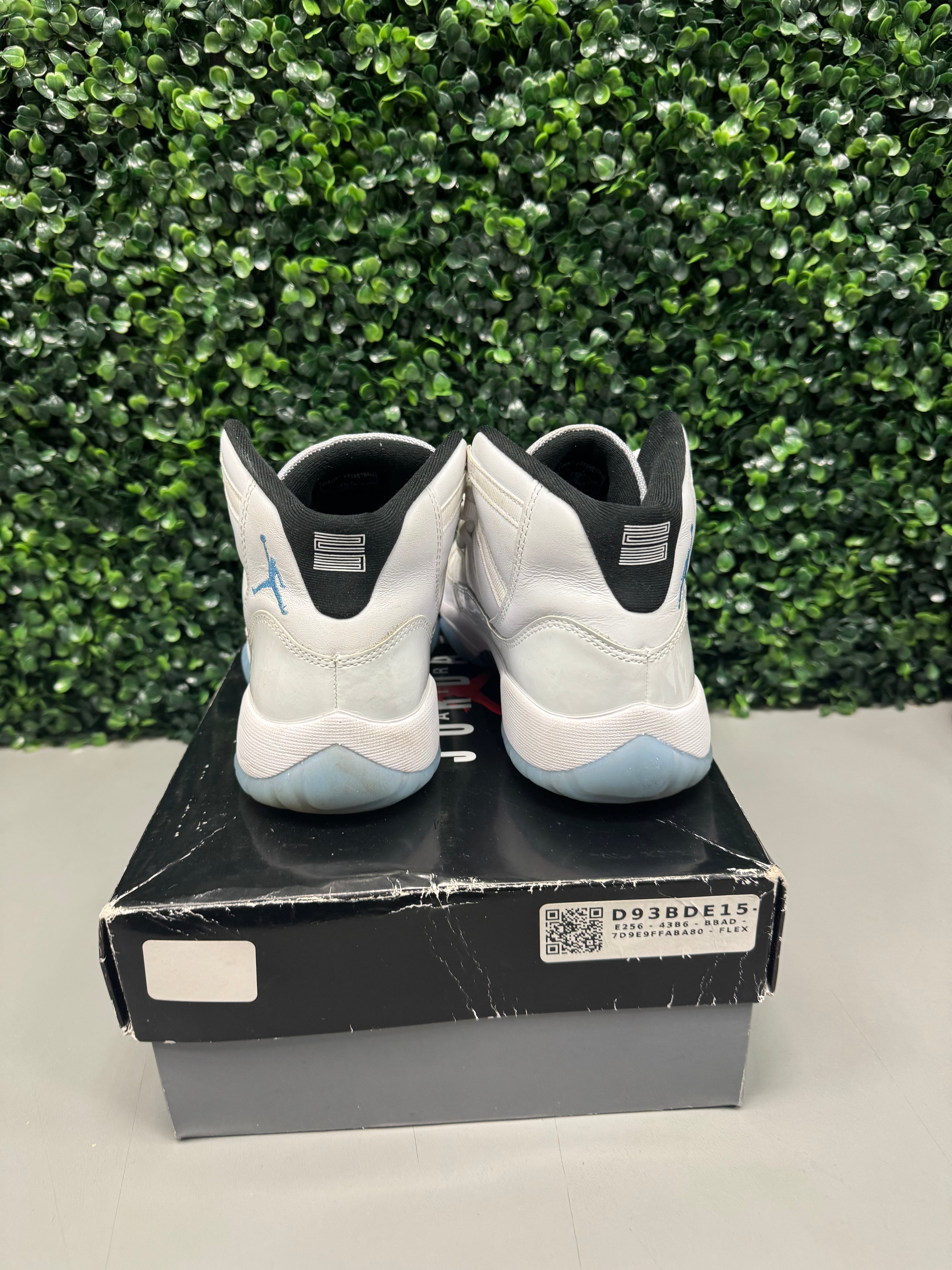 Jordan 11 Retro Legend Blue (2024) (GS) Size 7Y Preowned
