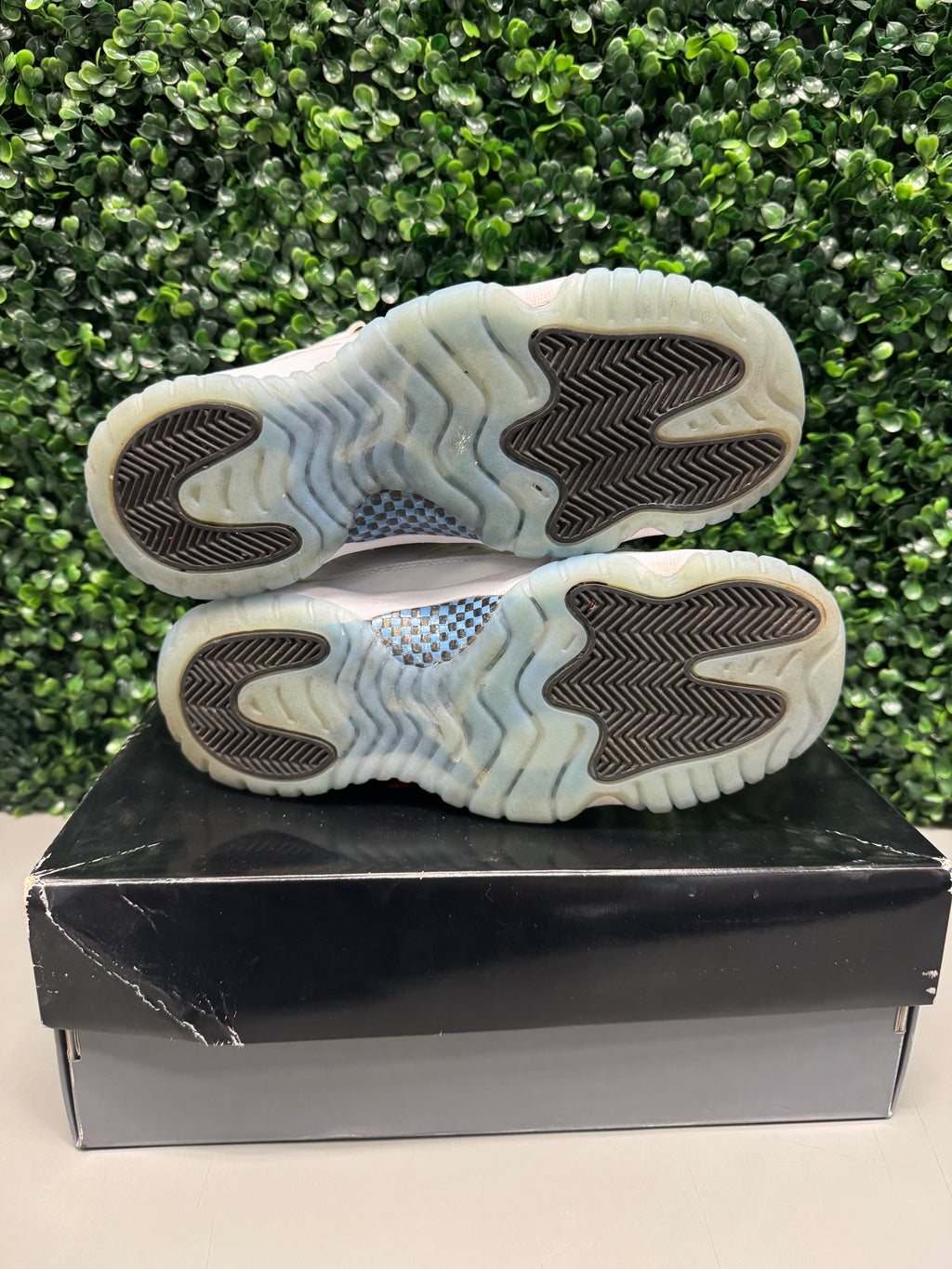 Jordan 11 Retro Legend Blue (2024) (GS) Size 7Y Preowned