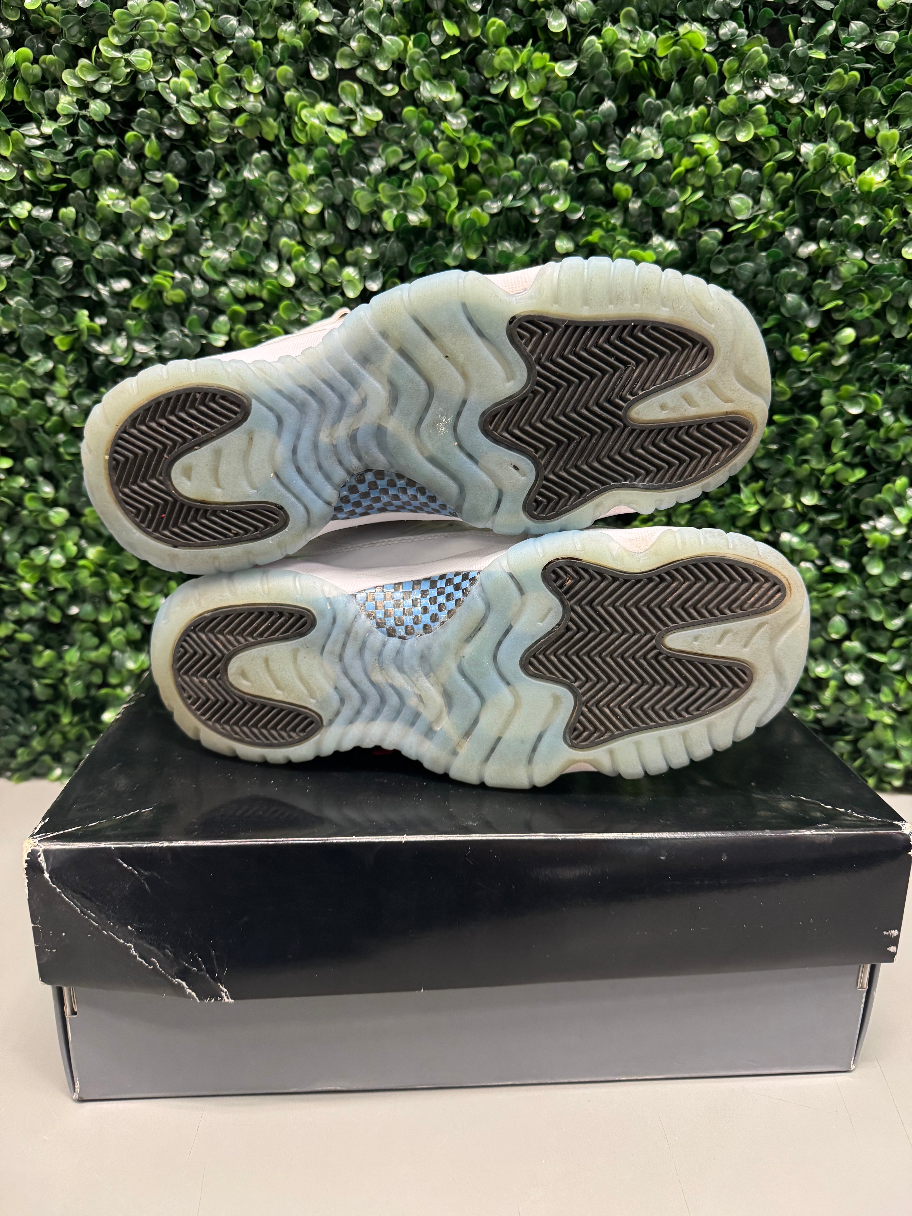 Jordan 11 Retro Legend Blue (2024) (GS) Size 7Y Preowned
