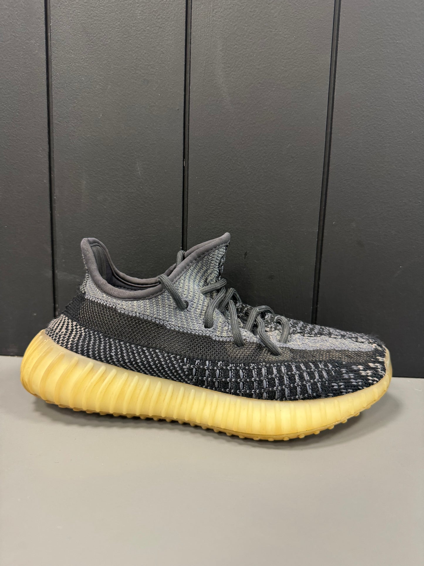 Preowned Yeezy 350 Carbon Size 4