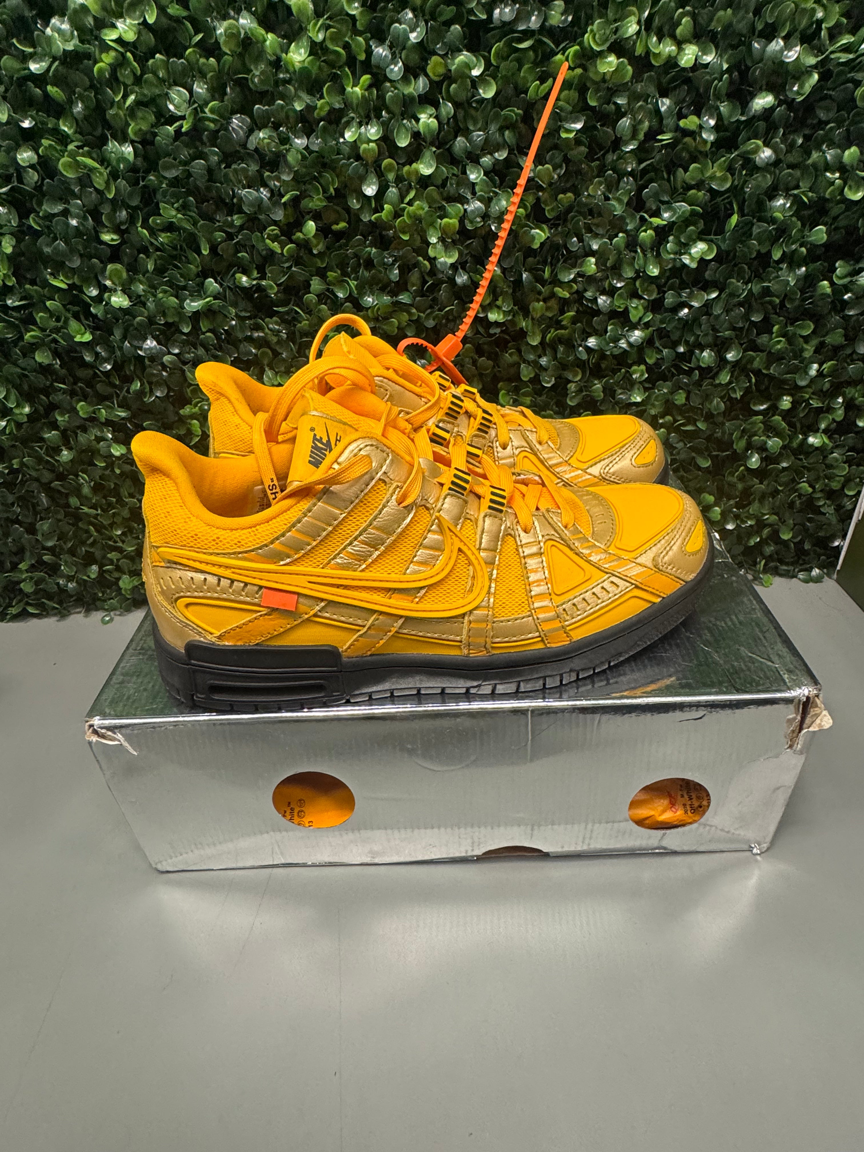 Nike Air Rubber Dunk Off-White "University Gold" Size 9 Preowned