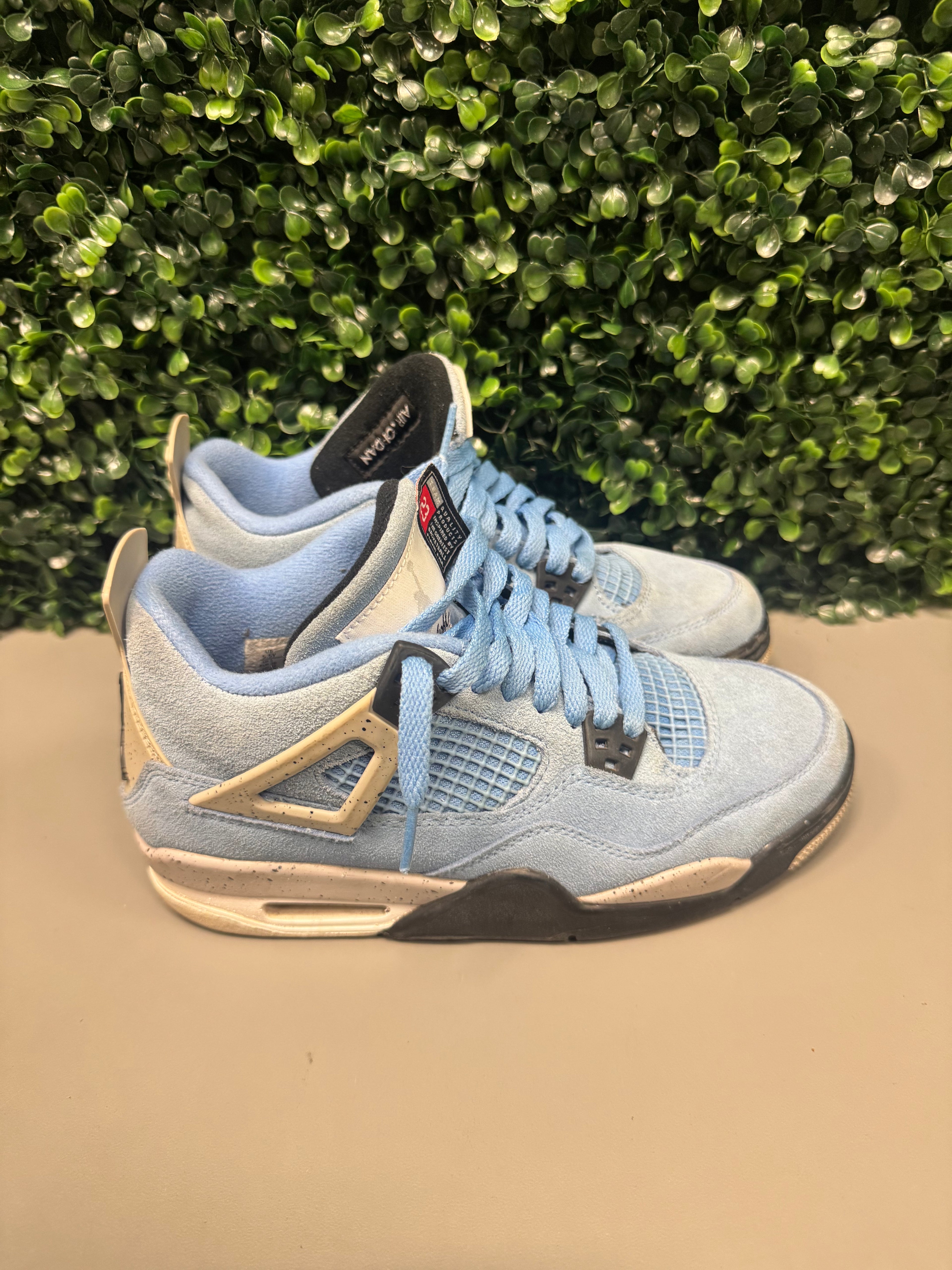 Jordan 4 "University Blue" Size 5.5Y Preowned