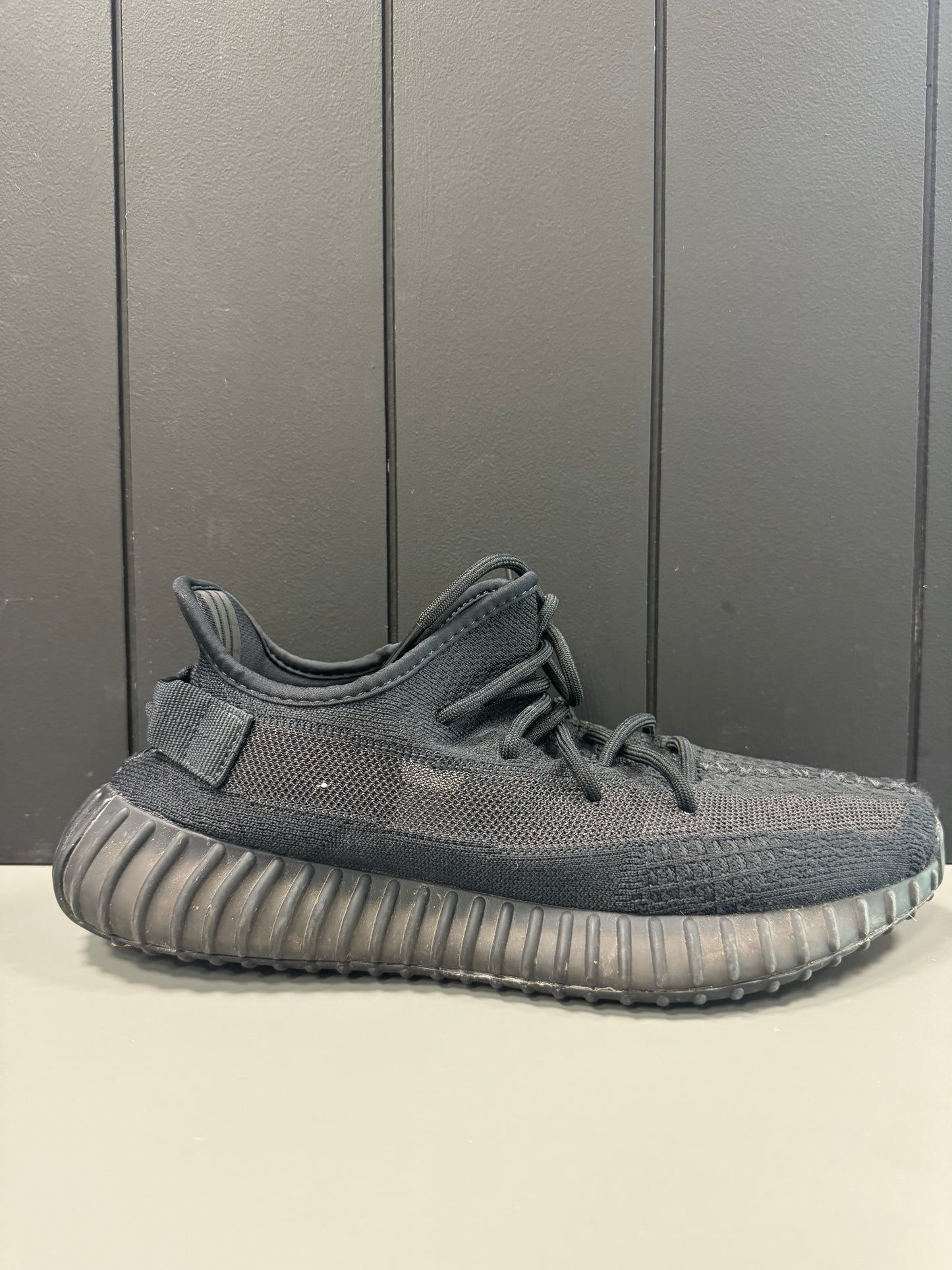 yeezy 350 "Onyx" Size 10 PreOwned