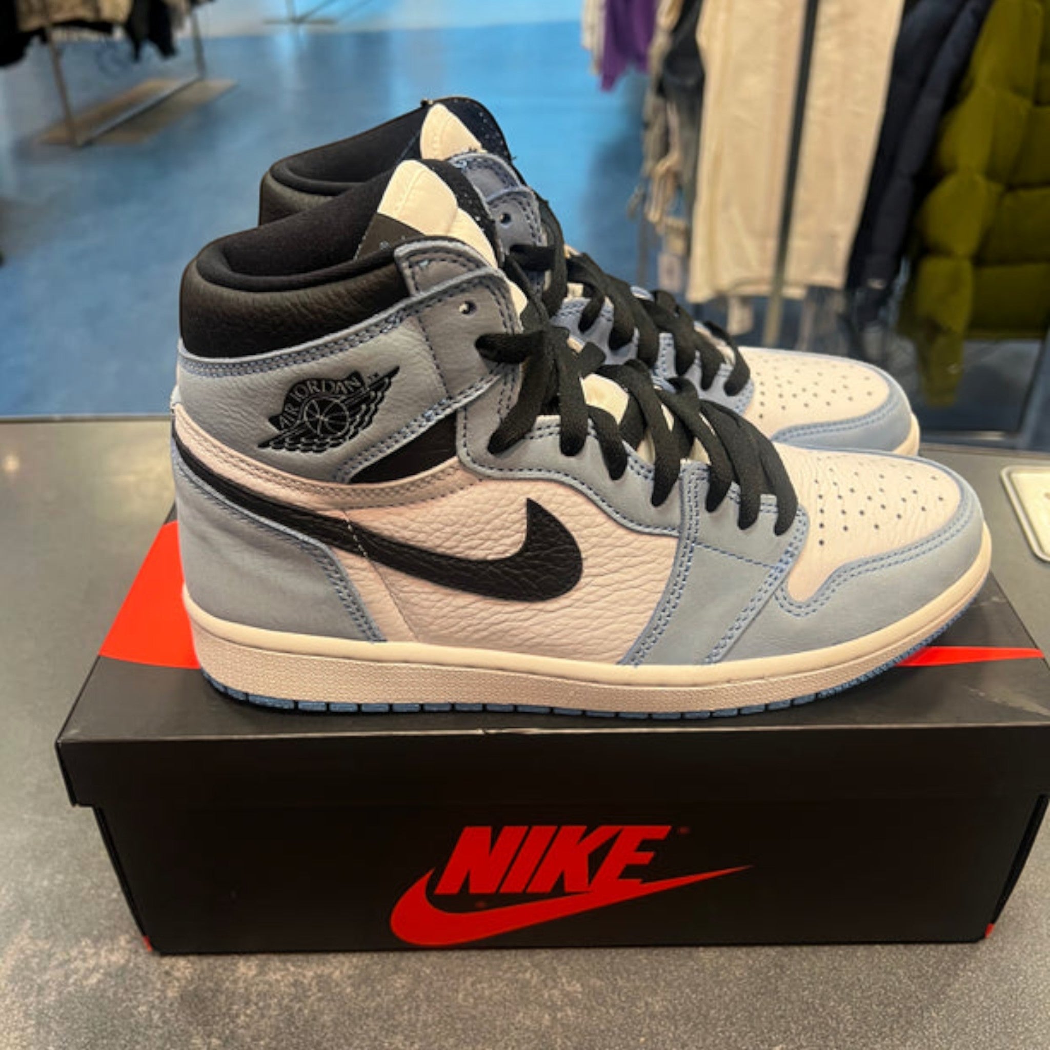 Jordan 1 "University Blue" Size 8M Preowned