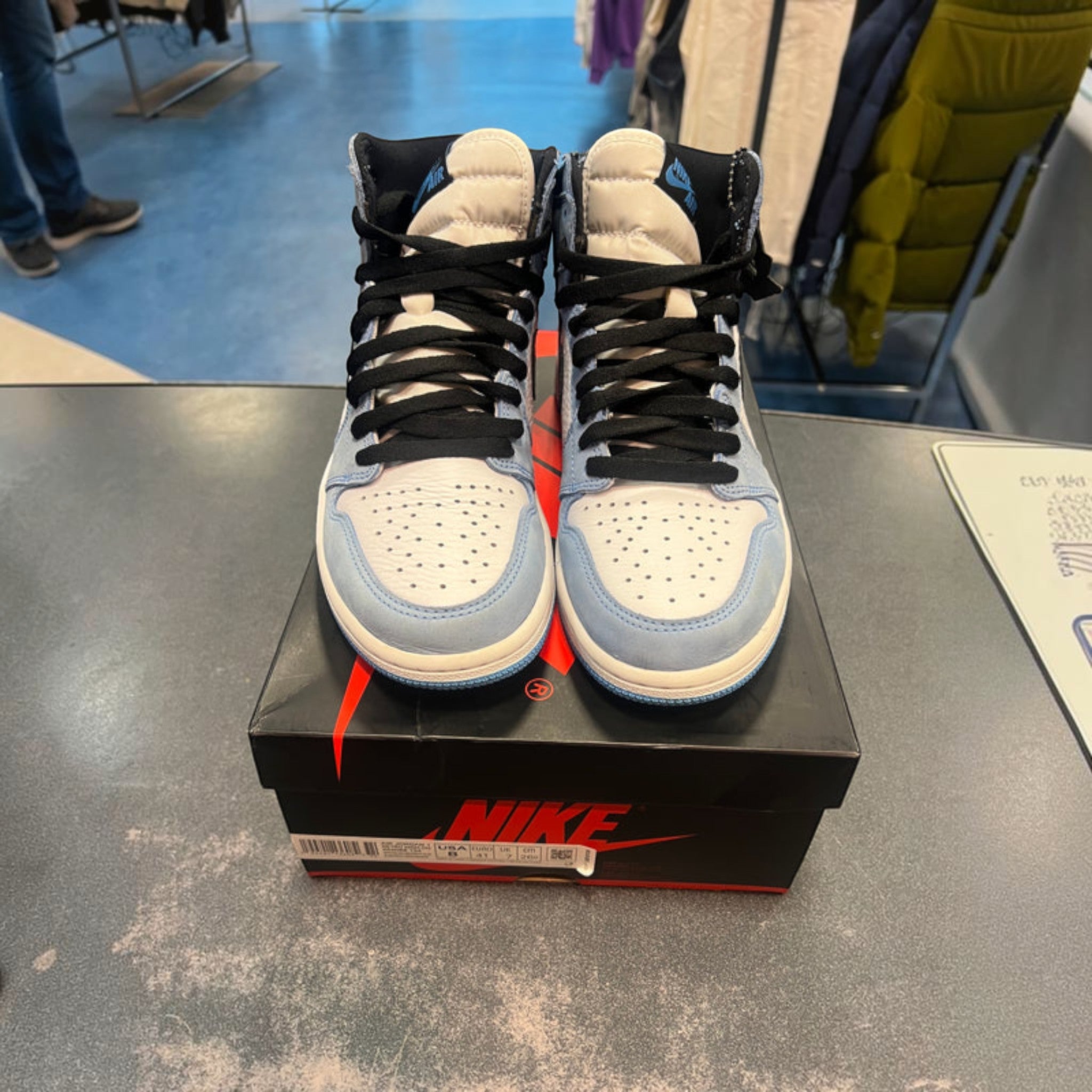 Jordan 1 "University Blue" Size 8M Preowned