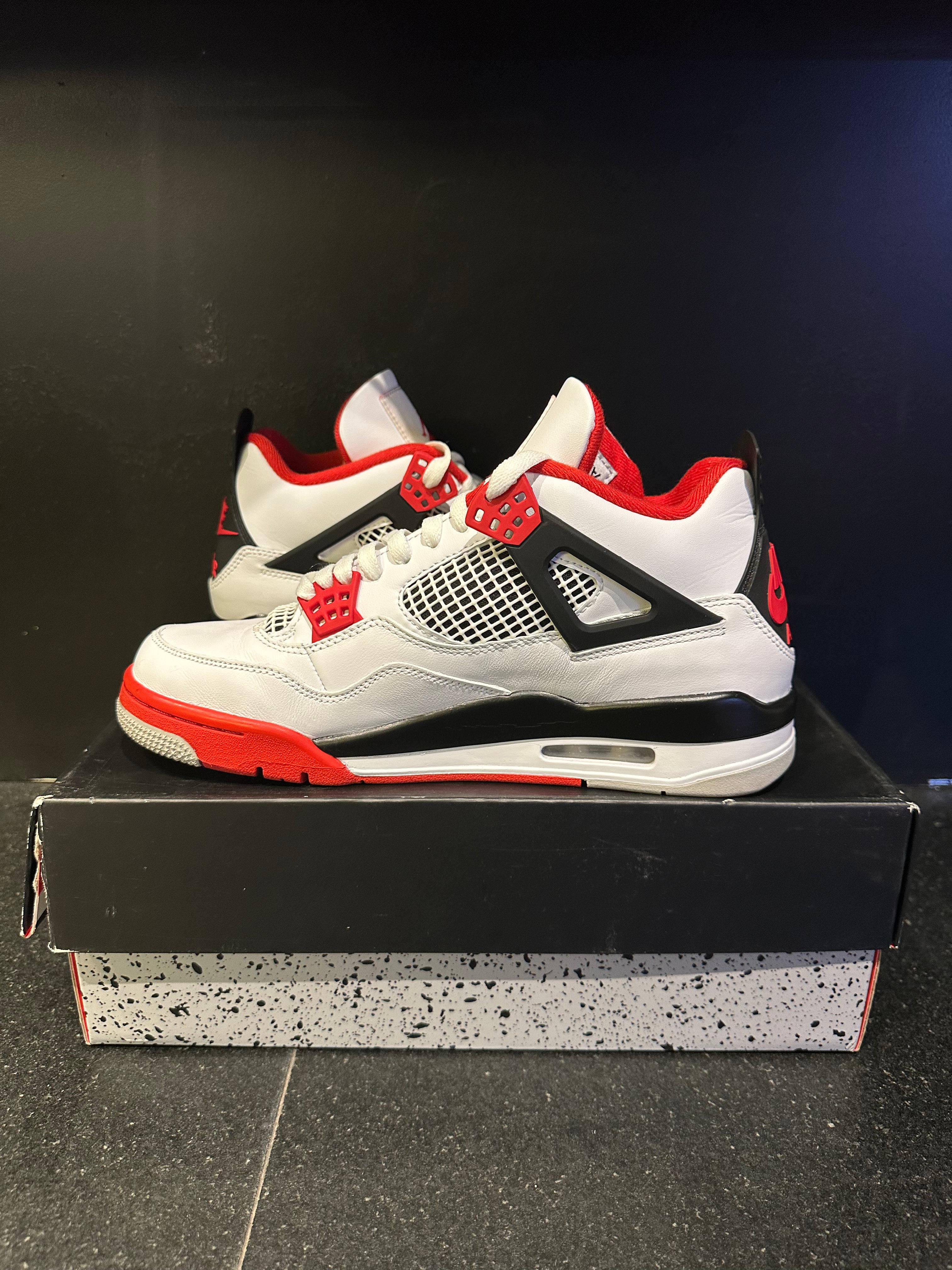 Jordan 4 "Fire Red" Size 9 Preowned With Box