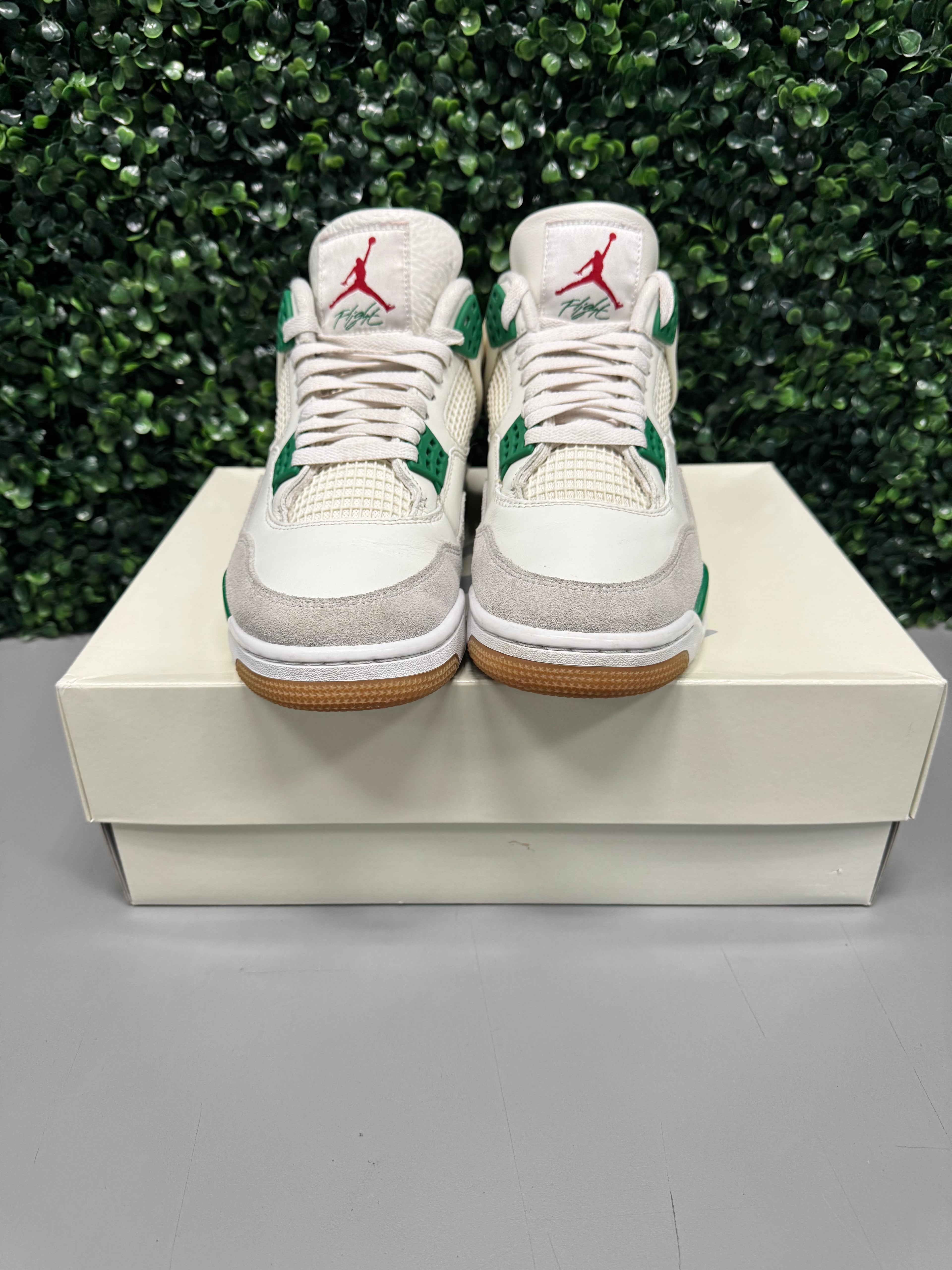 Jordan 4 SB "Pine Green" Size 9.5 Preowned