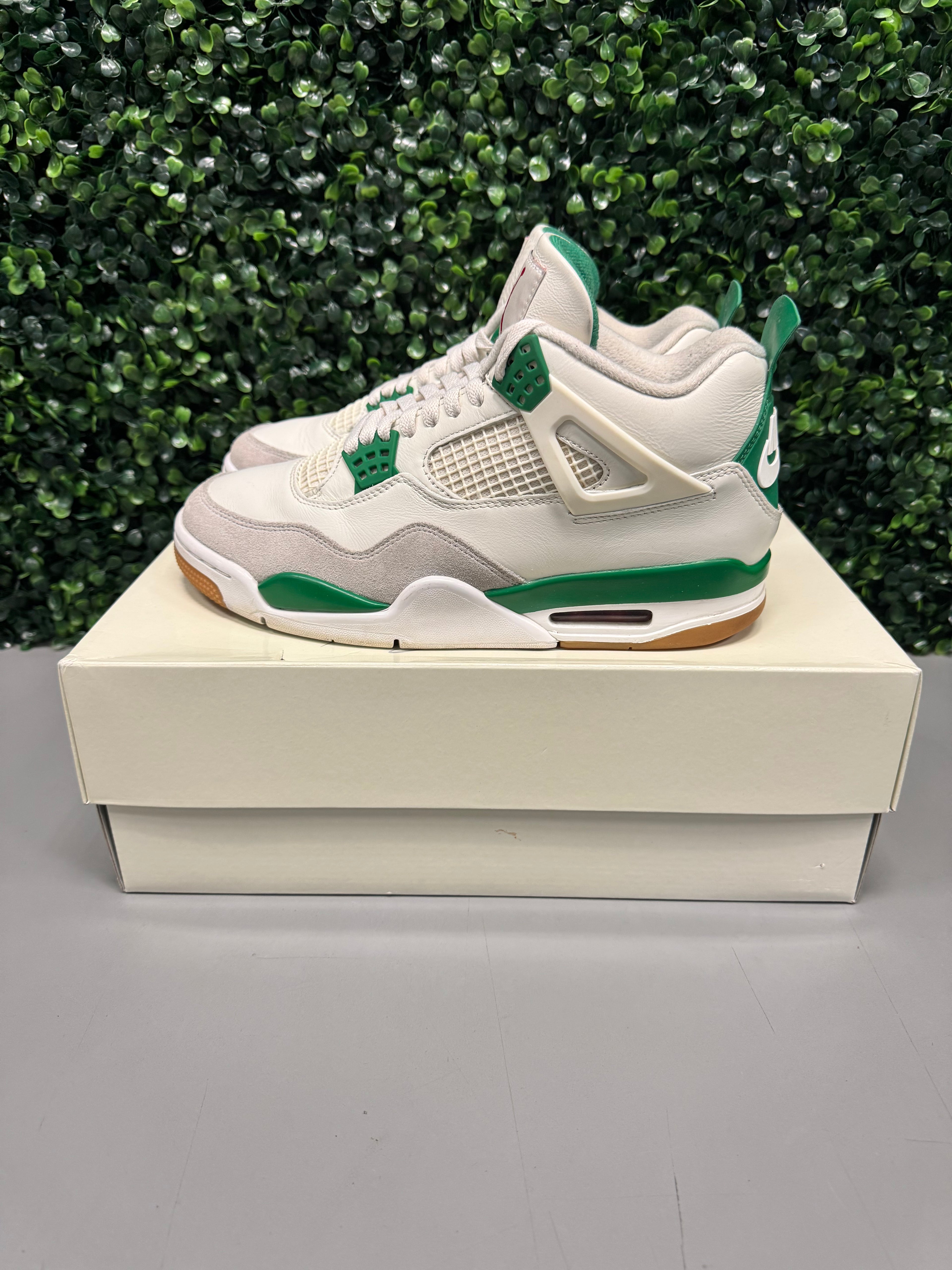 Jordan 4 SB "Pine Green" Size 9.5 Preowned