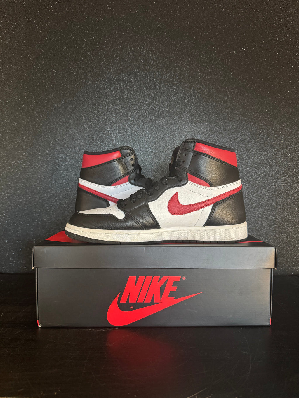 Jordan 1 Retro High 'Black Gym Red' Size 10.5 Preowned with box
