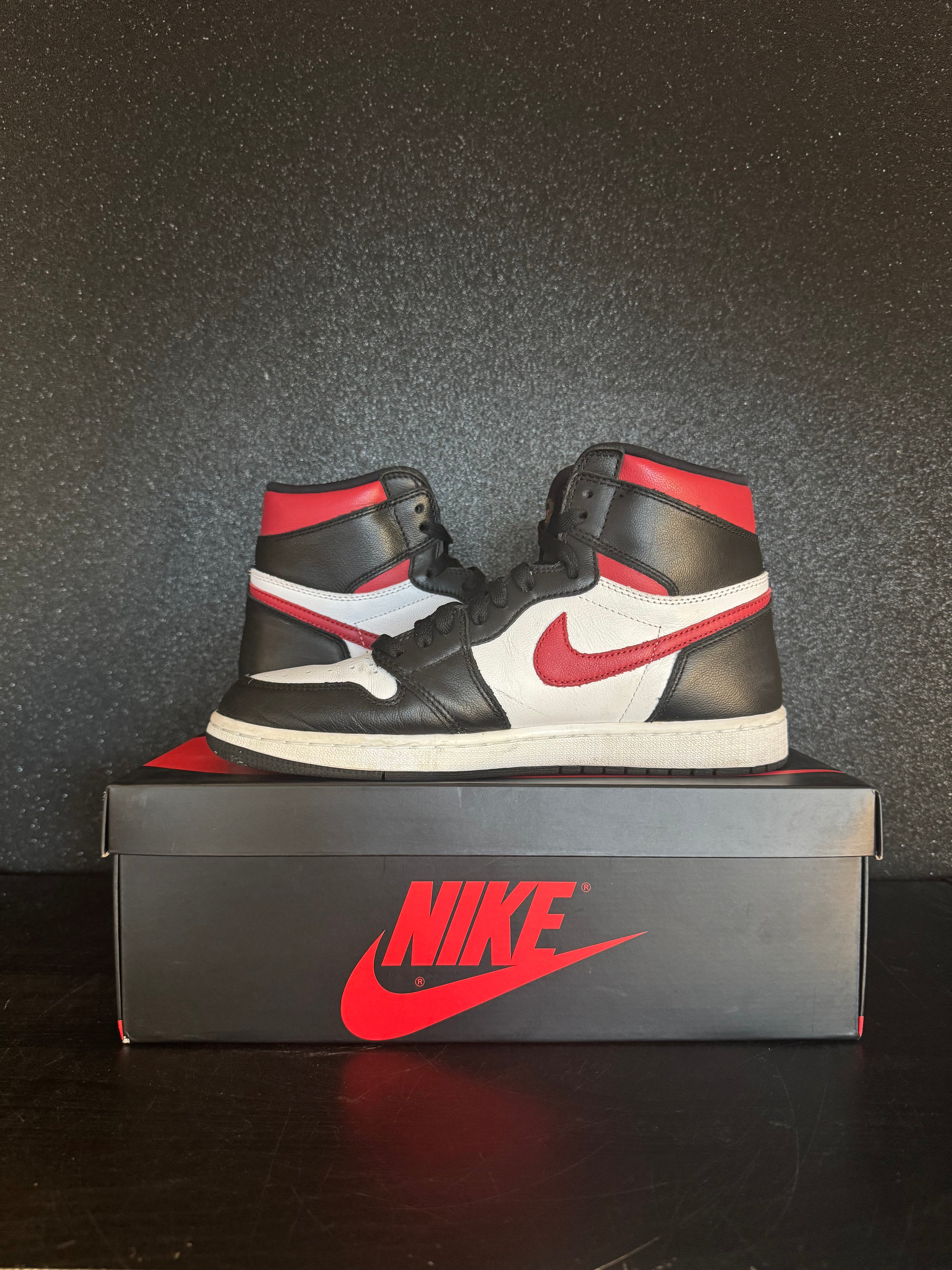 Jordan 1 Retro High 'Black Gym Red' Size 10.5 Preowned with box