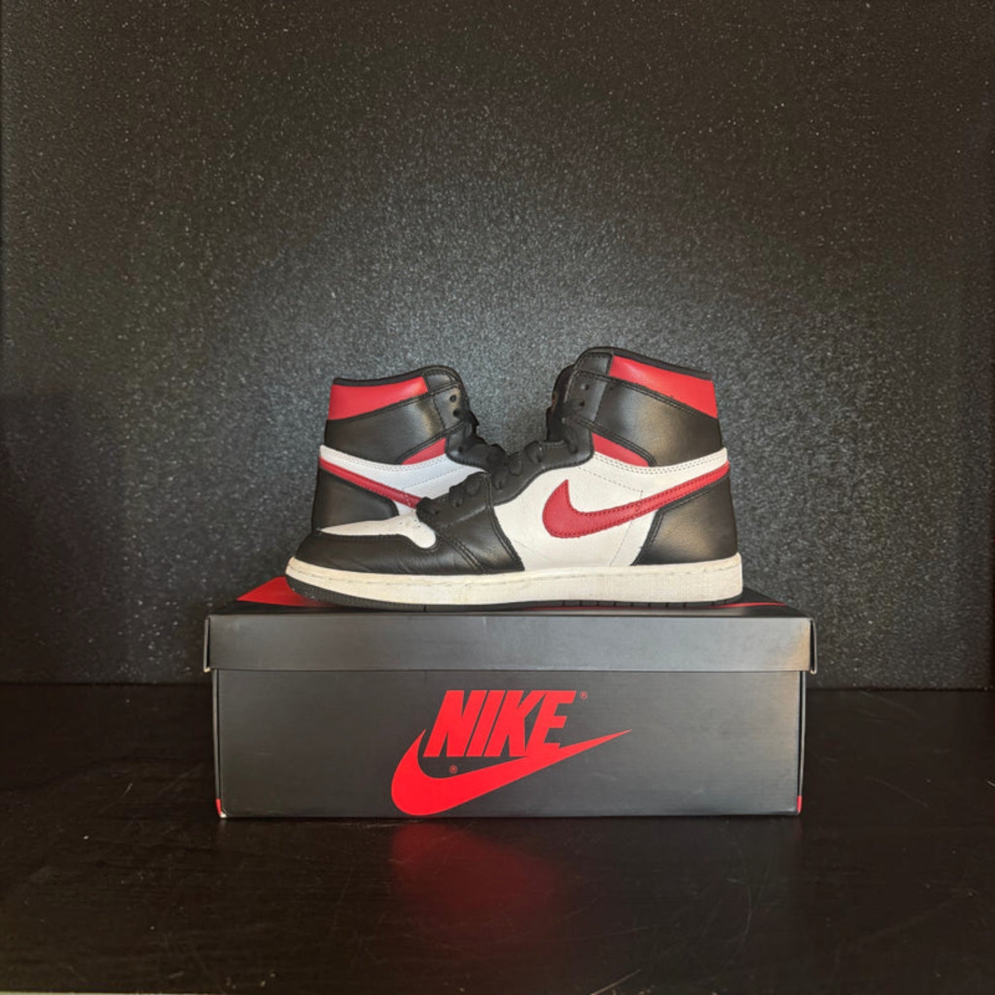 Jordan 1 Retro High 'Black Gym Red' Size 10.5 Preowned with box
