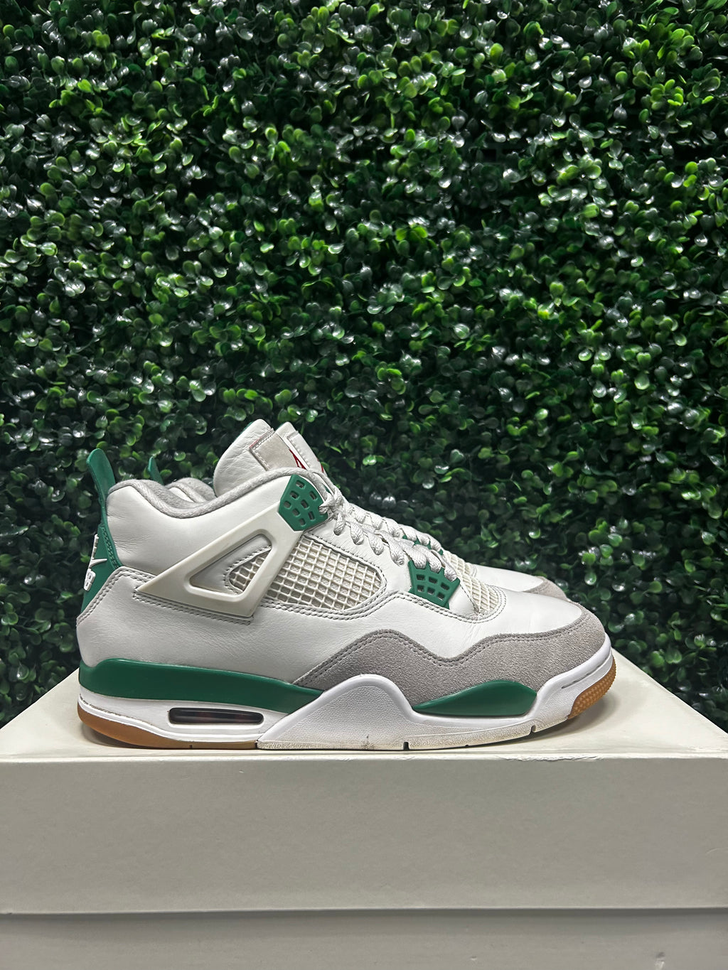 Jordan 4 SB "Pine Green" Size 9.5 Preowned