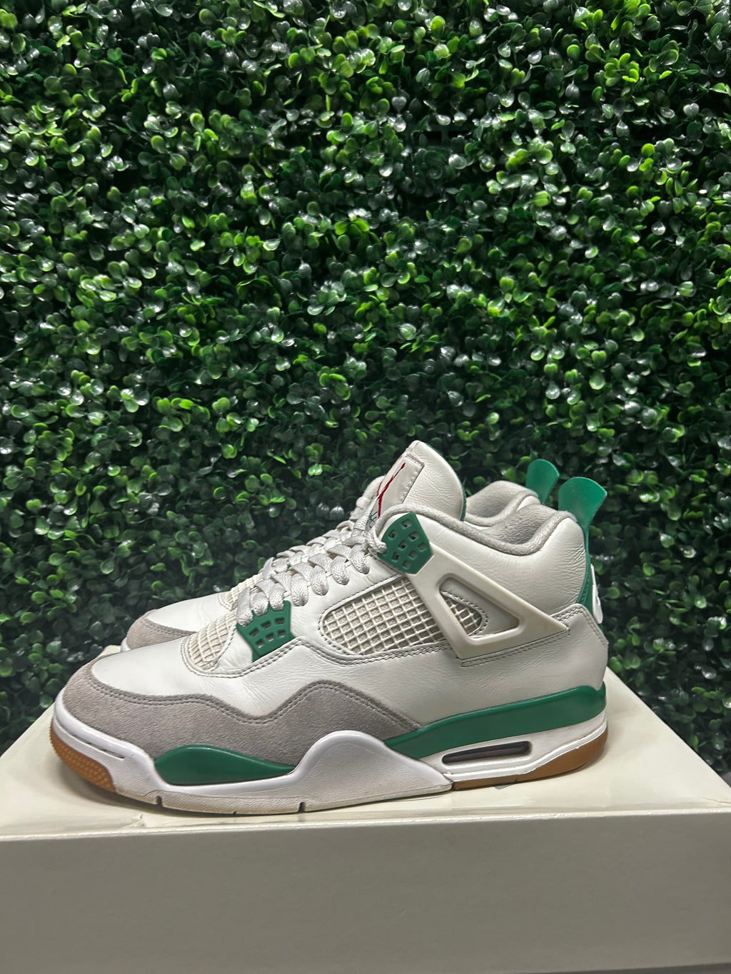 Jordan 4 SB "Pine Green" Size 9.5 Preowned