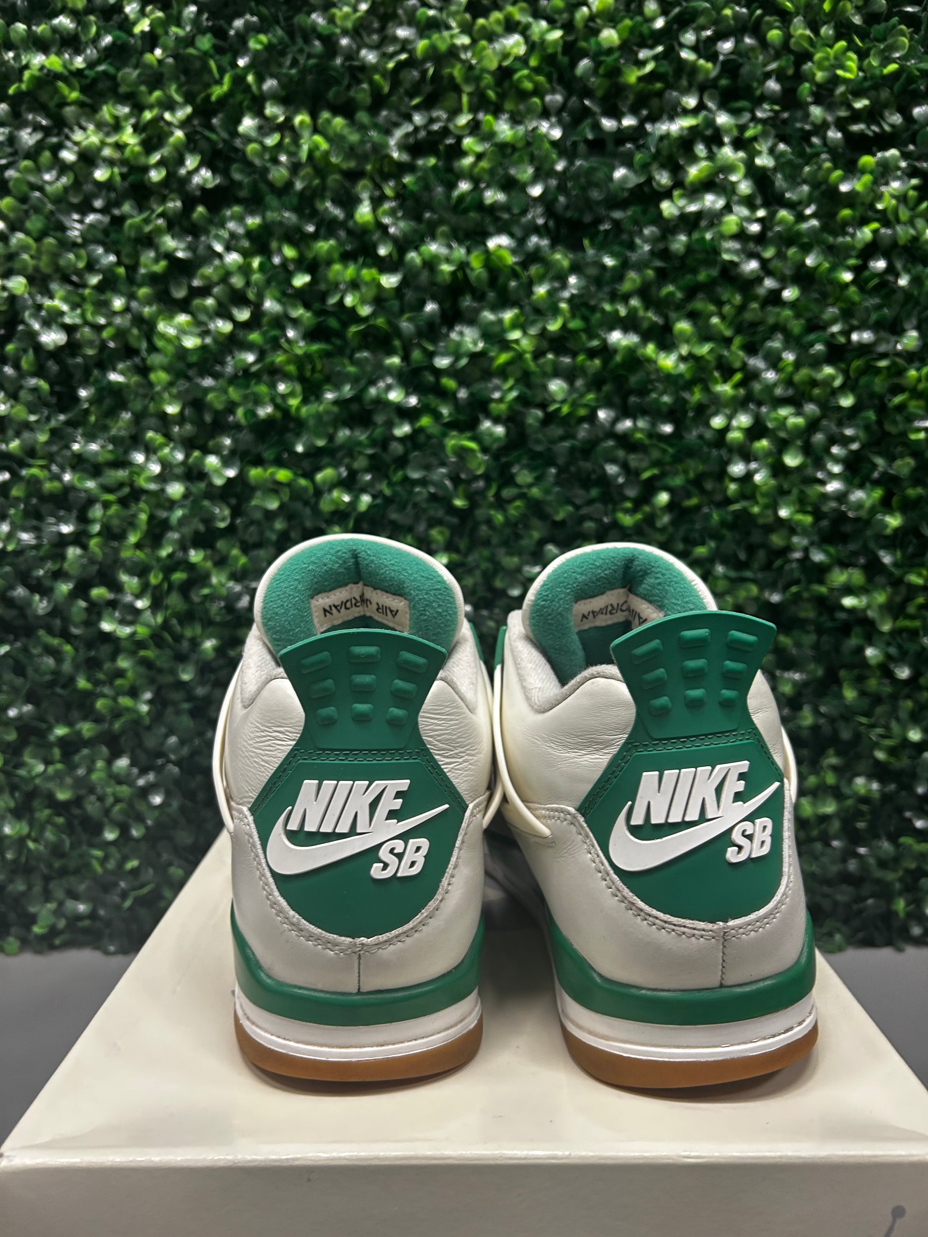 Jordan 4 SB "Pine Green" Size 9.5 Preowned