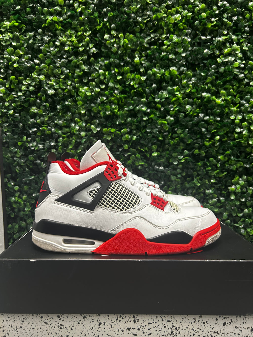Jordan 4 Retro "Fire Red" Size 9.5 Preowned