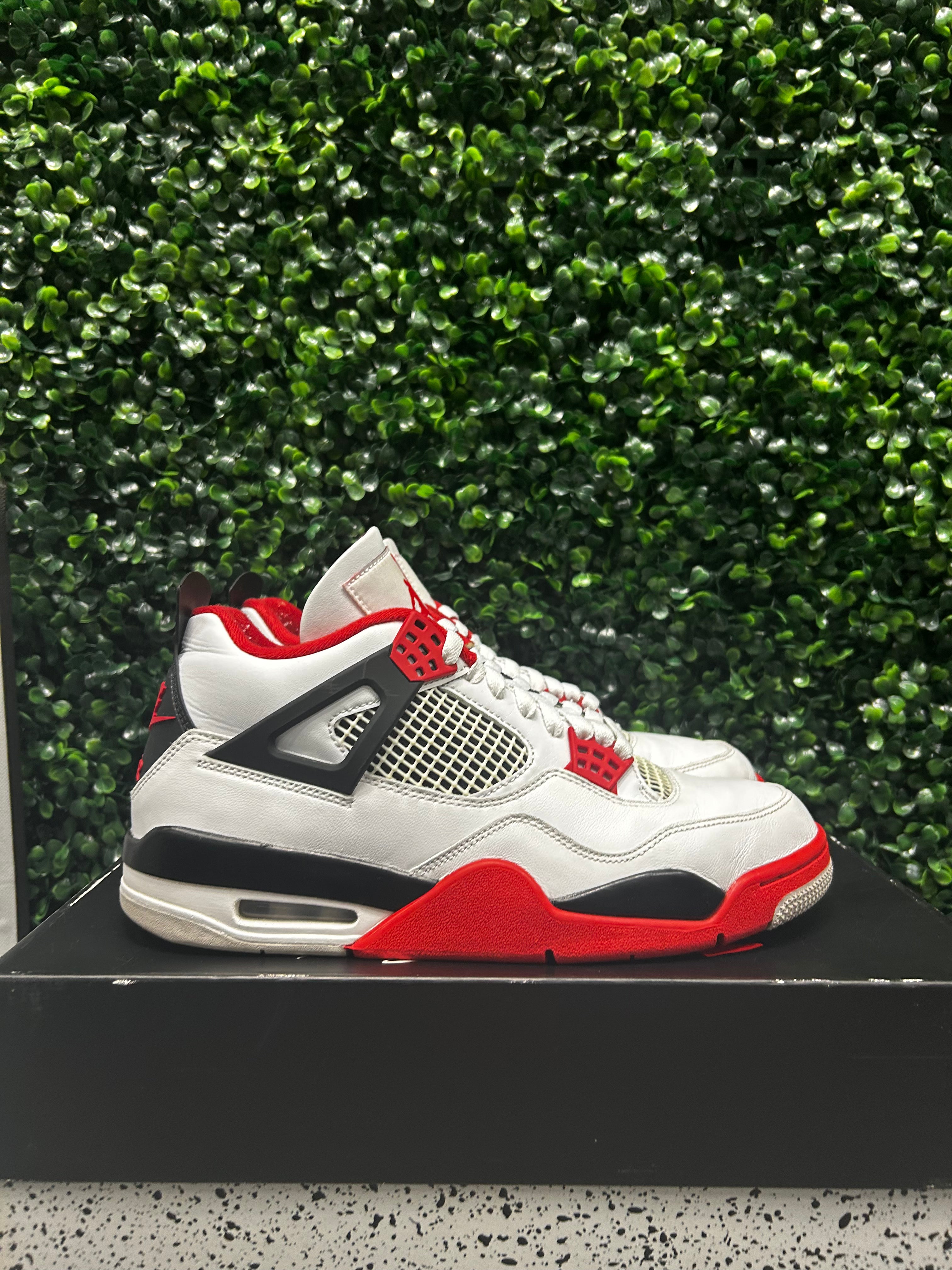 Jordan 4 Retro "Fire Red" Size 9.5 Preowned