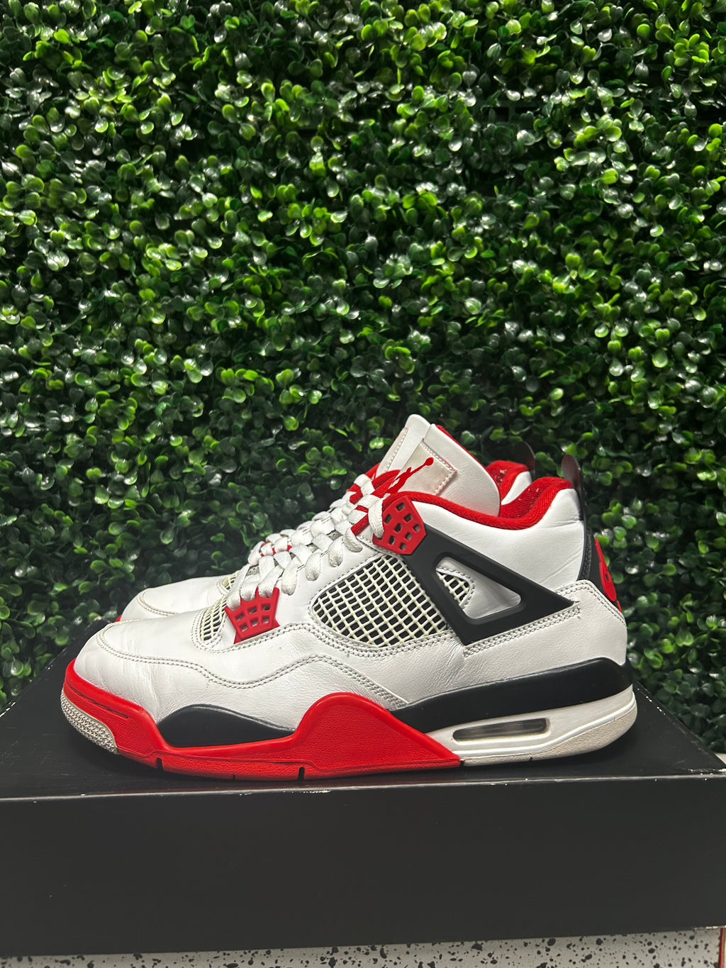 Jordan 4 Retro "Fire Red" Size 9.5 Preowned