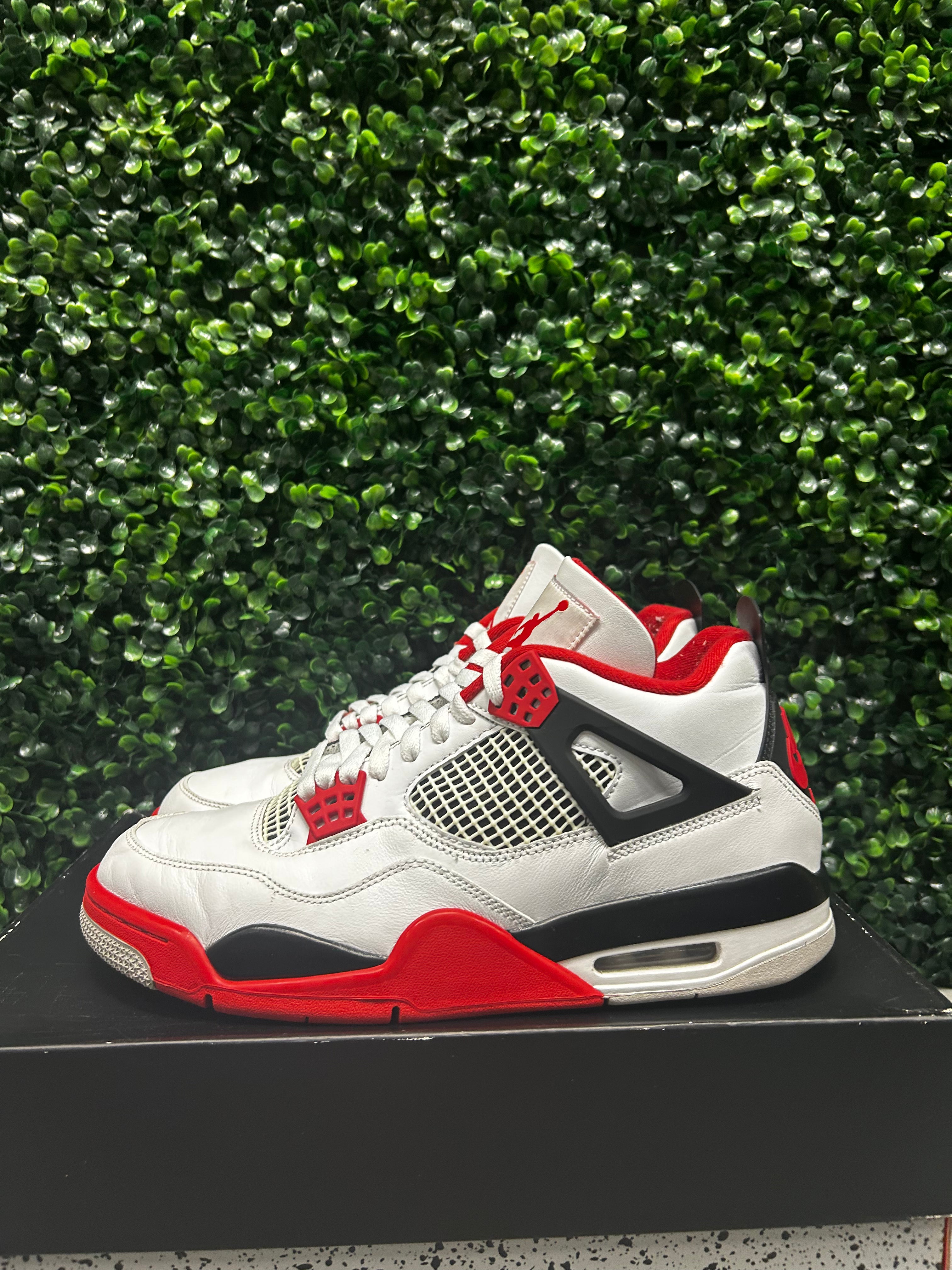 Jordan 4 Retro "Fire Red" Size 9.5 Preowned
