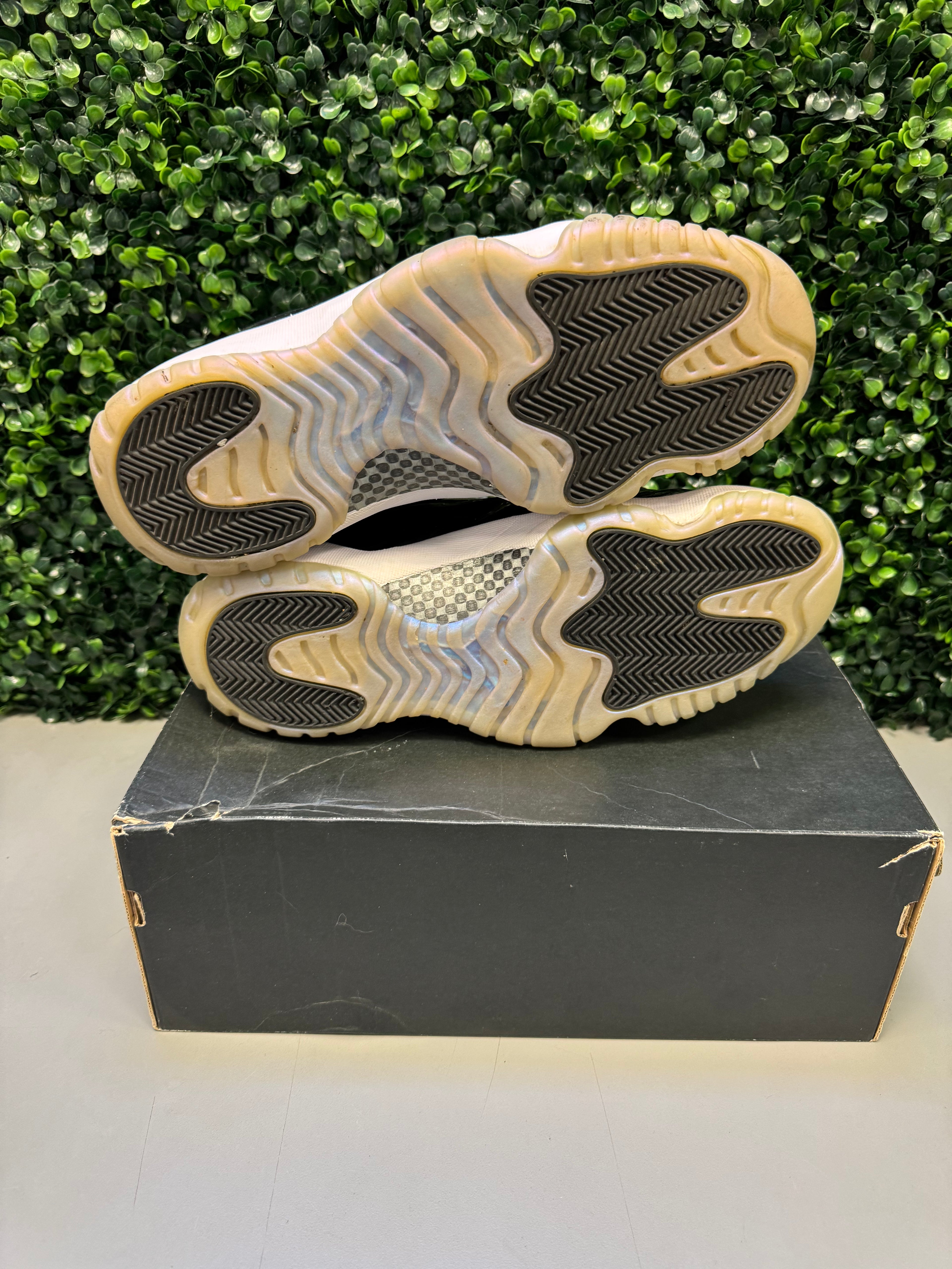 Jordan 11 Low "Iridescent" Size 11 Preowned