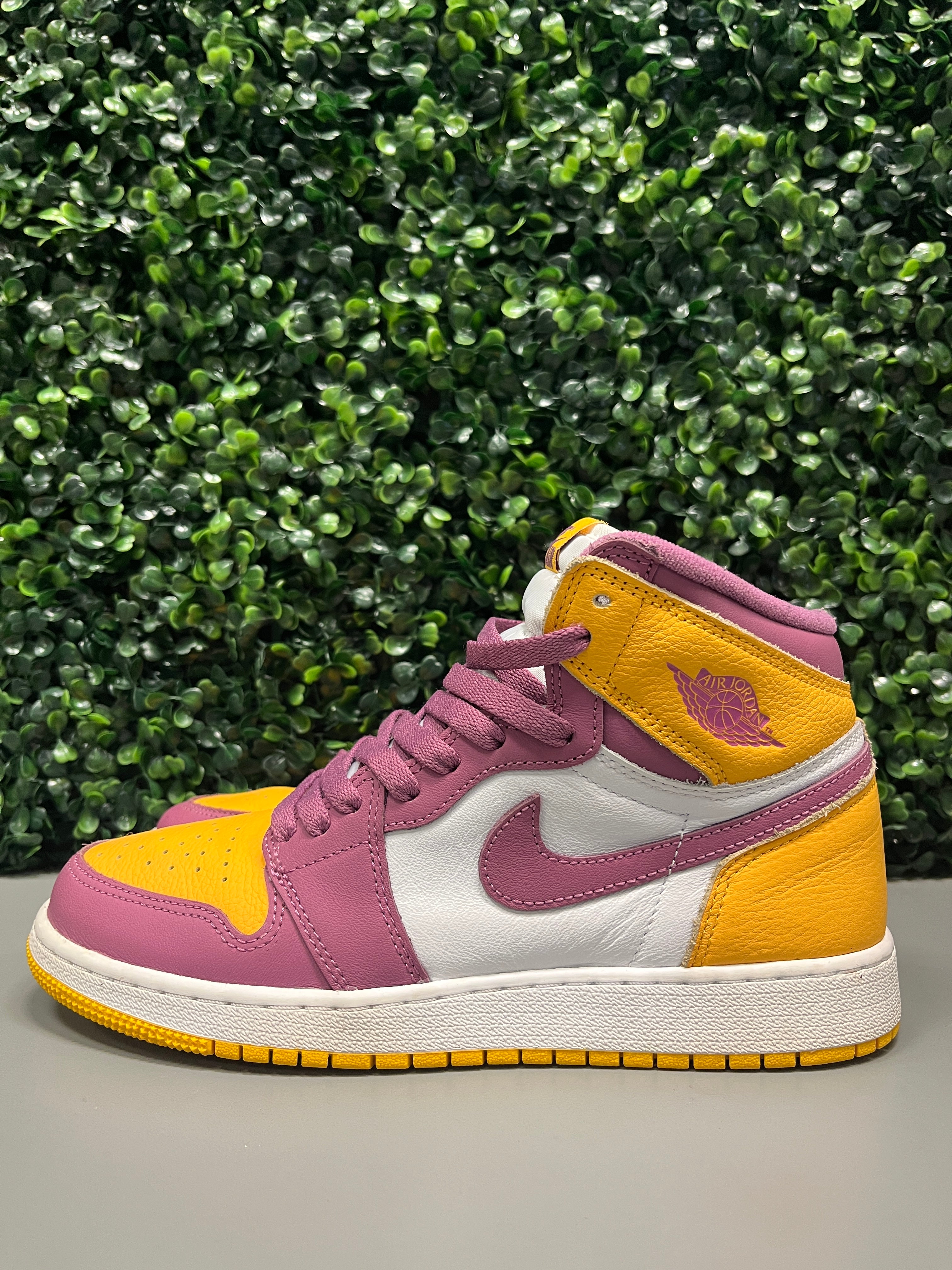 Jordan 1 High "BrotherHood" Size 7Y / 8.5 Preowned 1/2