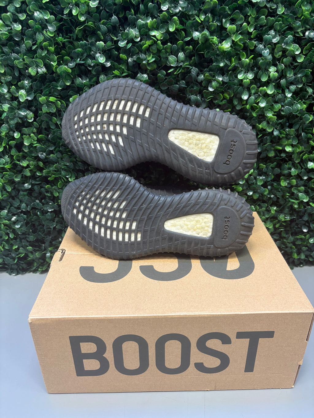 Yeezy 350 "Core Red" Size 4M / 5.5W Preowned