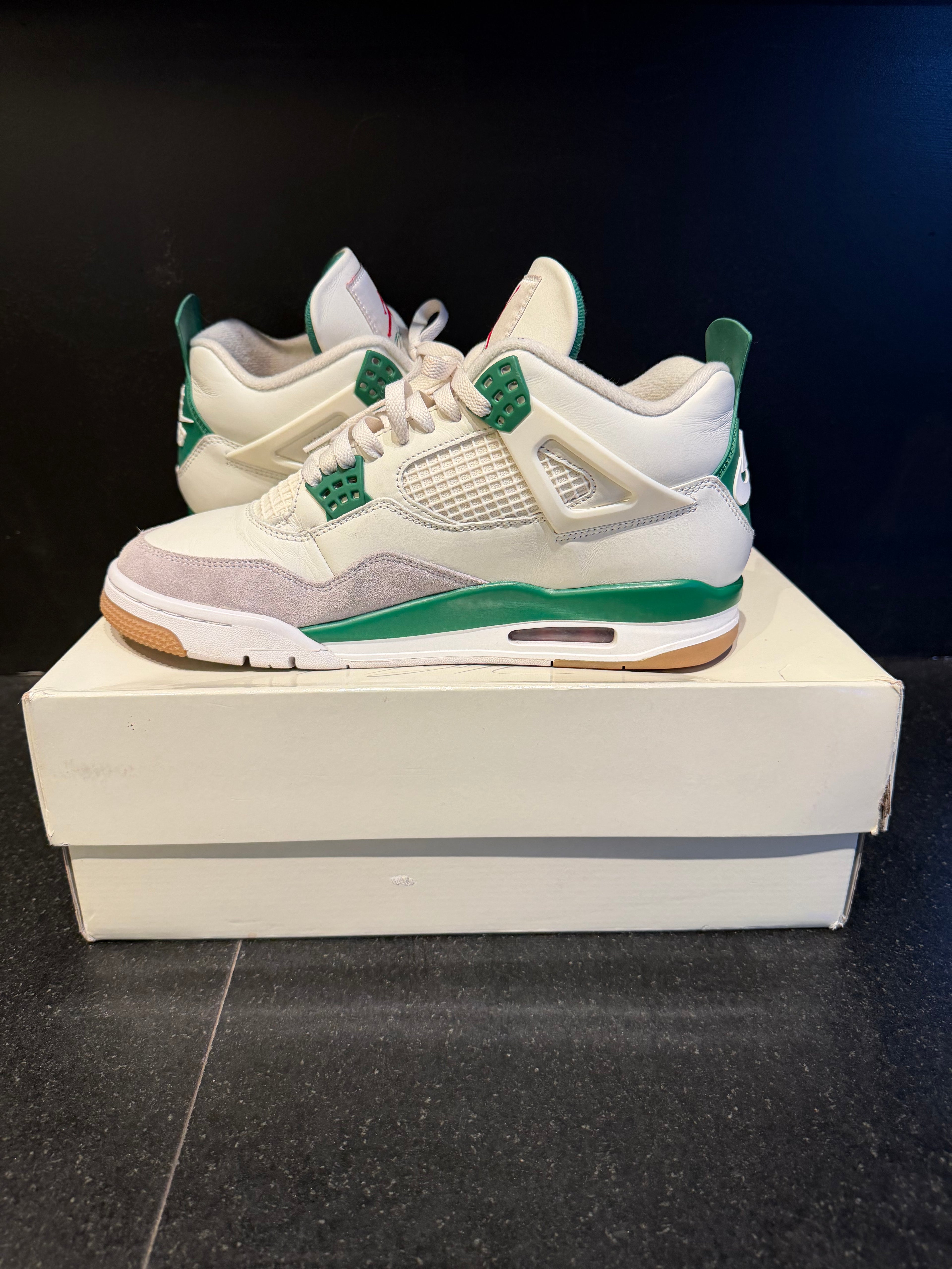 Jordan 4 SB "Pine Green" Size 11 Preowned with box