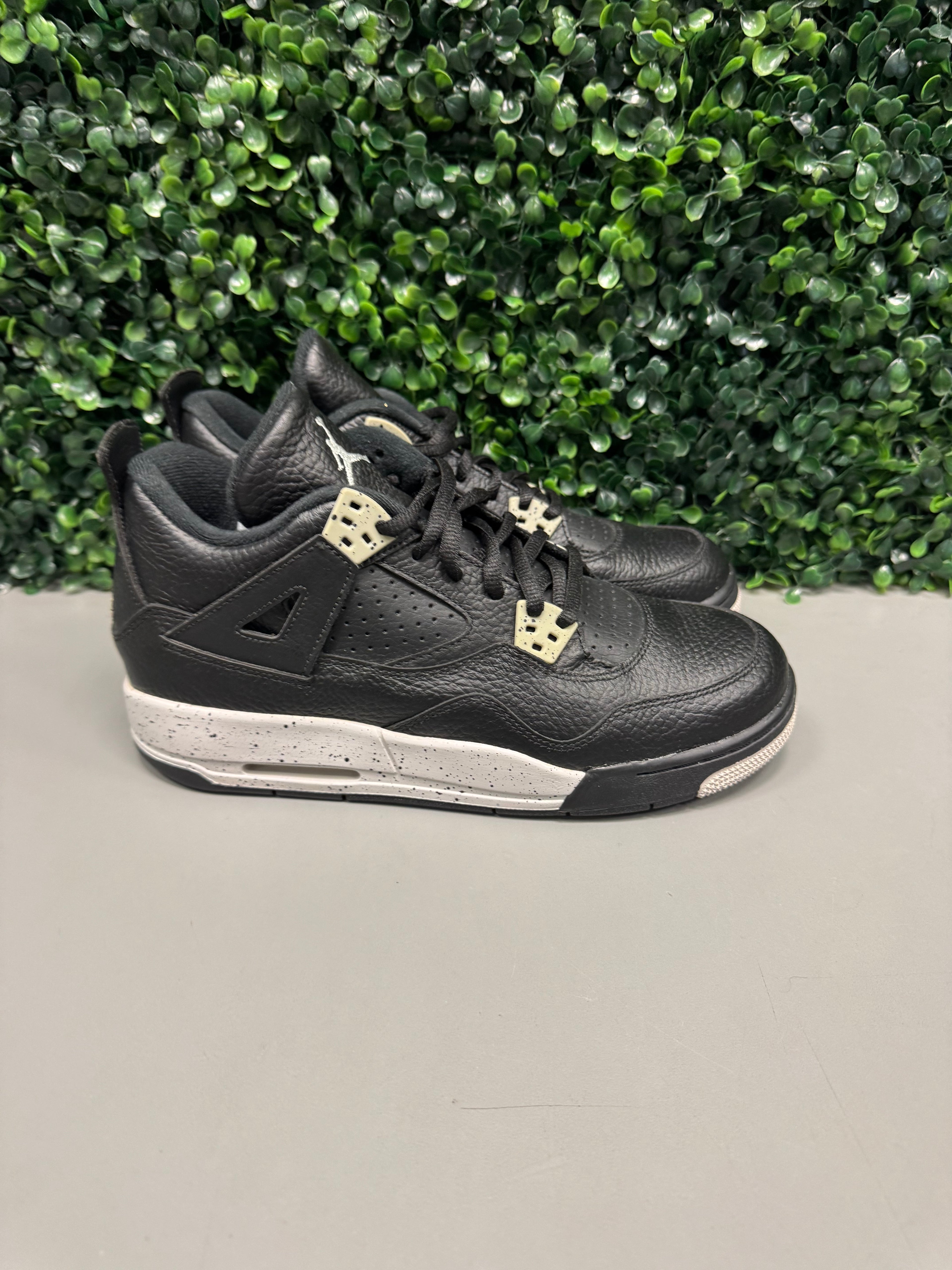 Jordan 4 "Black Oreo" Size 7Y Tried On