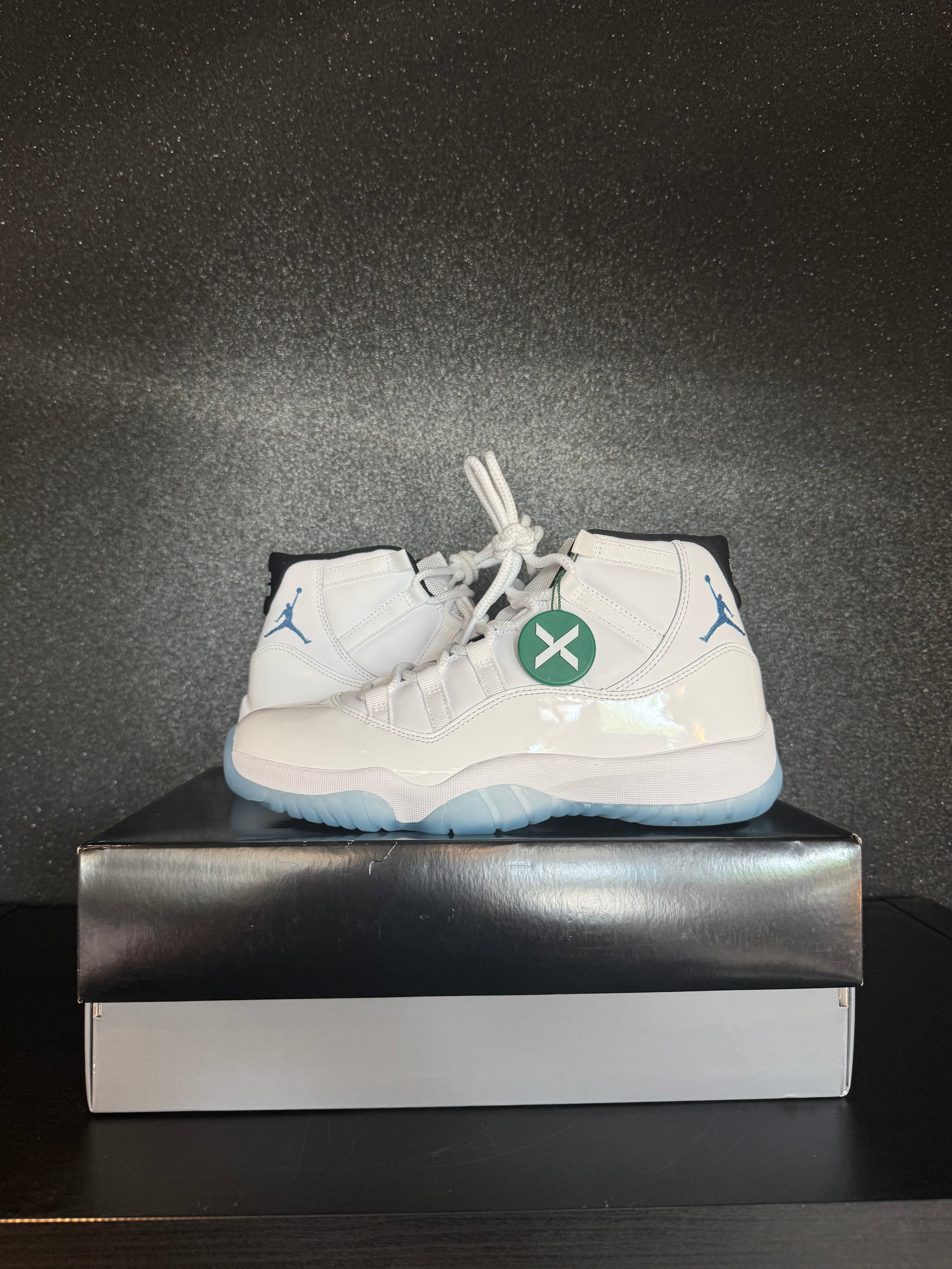 Jordan 11 'Legend Blue' Size 9 Preowned with box