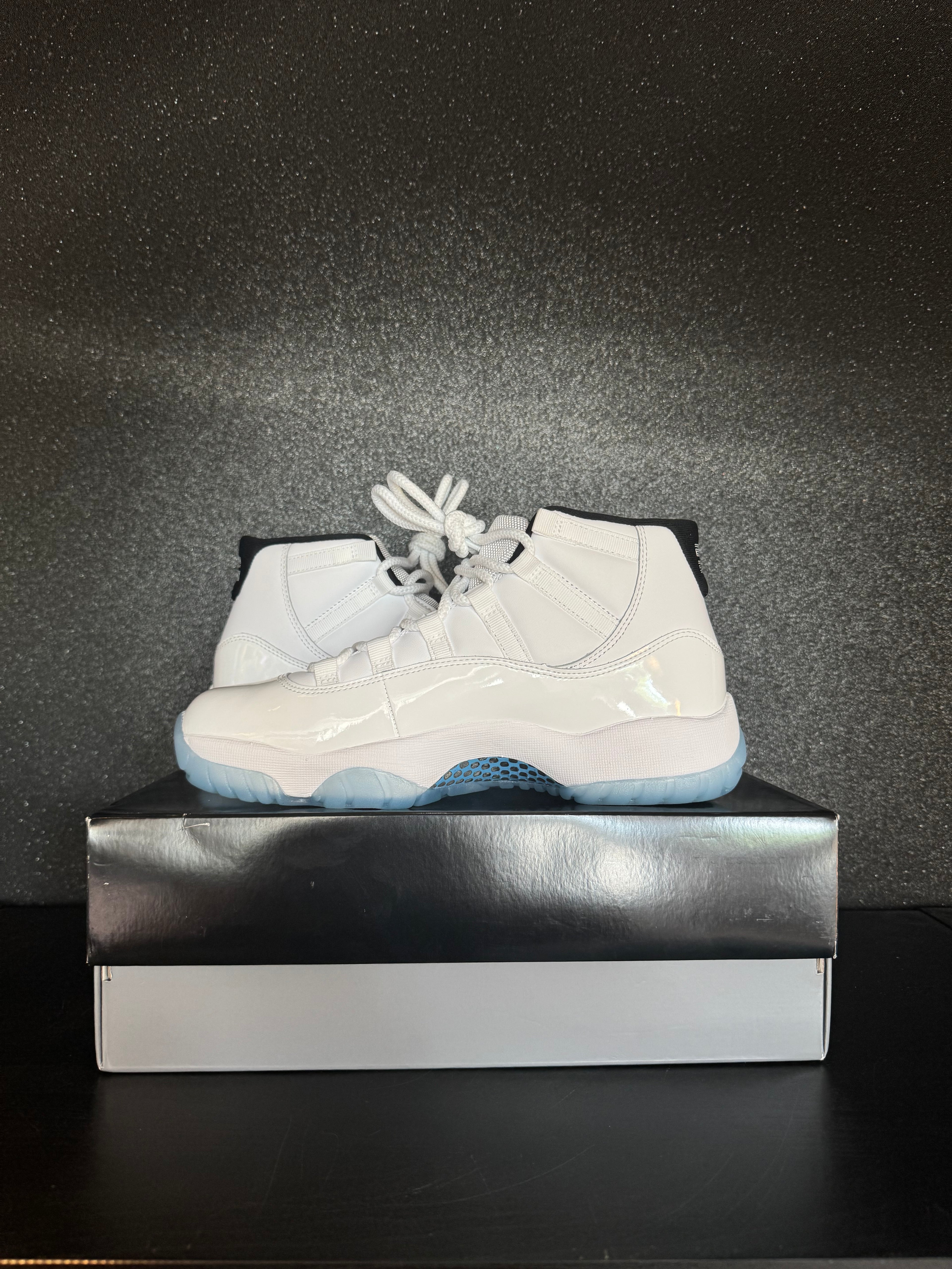Jordan 11 'Legend Blue' Size 9 Preowned with box