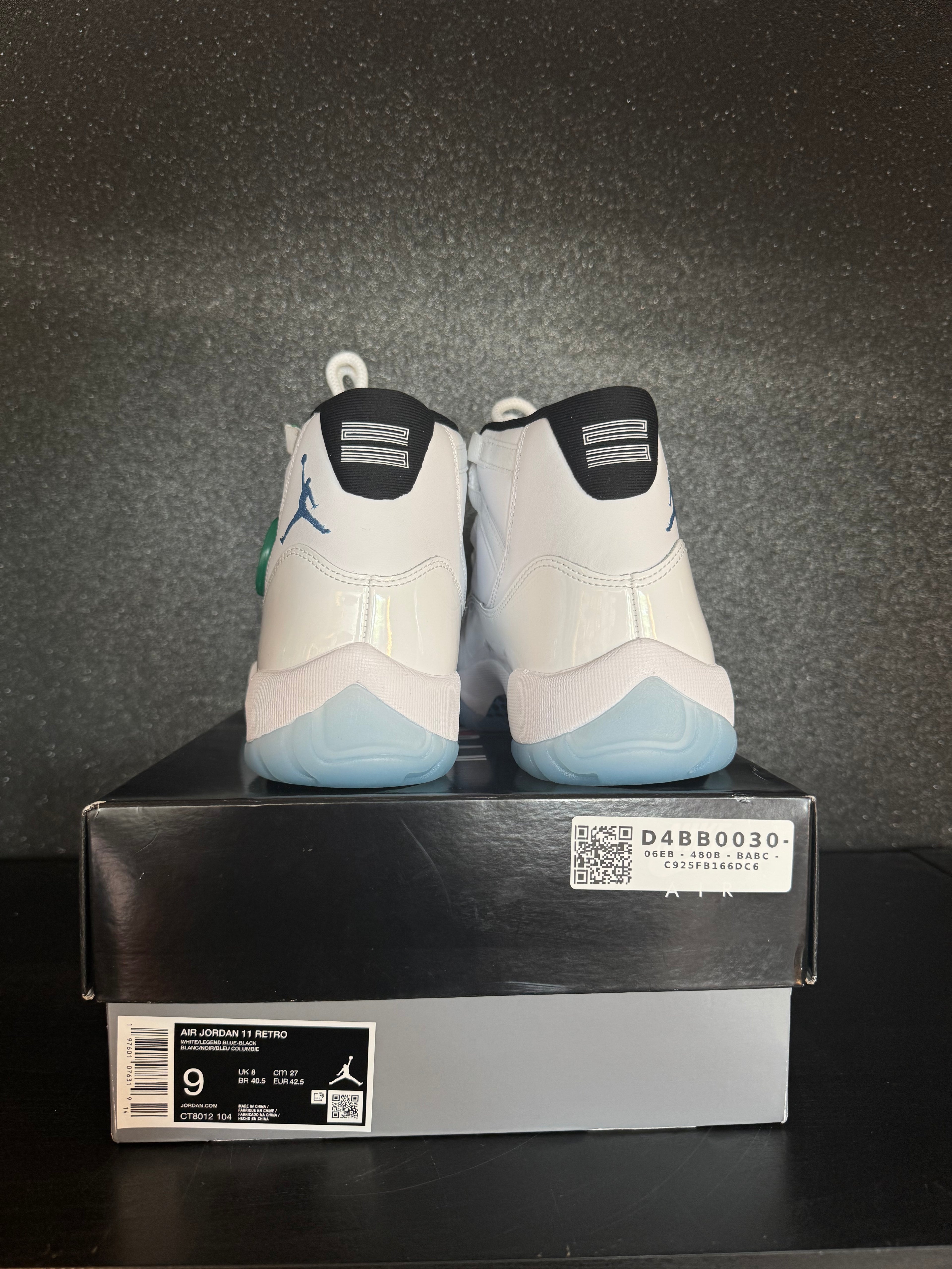 Jordan 11 'Legend Blue' Size 9 Preowned with box
